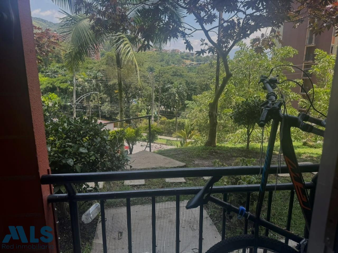 Apartamento con 2 balcones y vista verde! medellin - belen rodeo alto