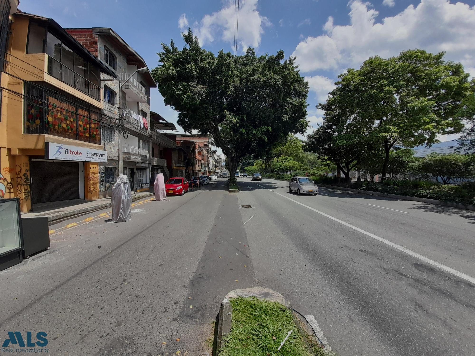 casa , avenida guayabal, venta, 4 alcobas , garaje. medellin - el rodeo