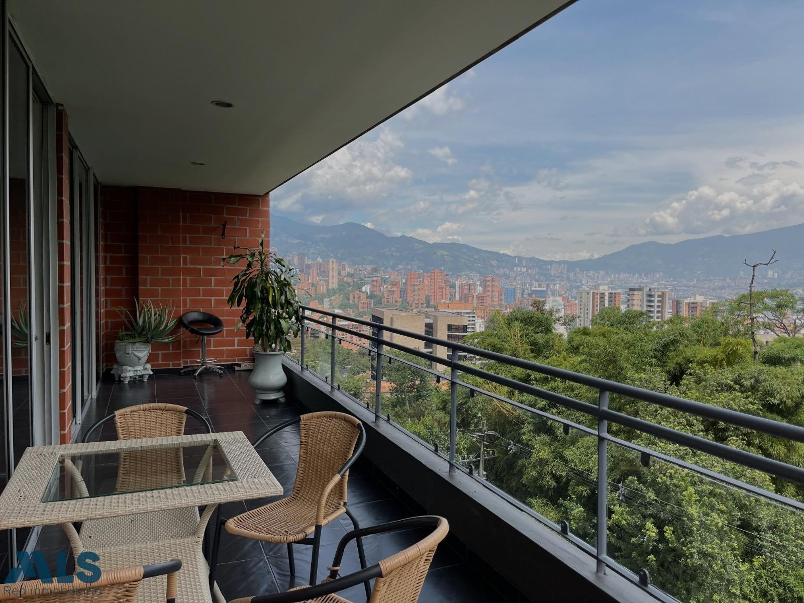 Hermoso y amplio apartamento en venta medellin - el poblado