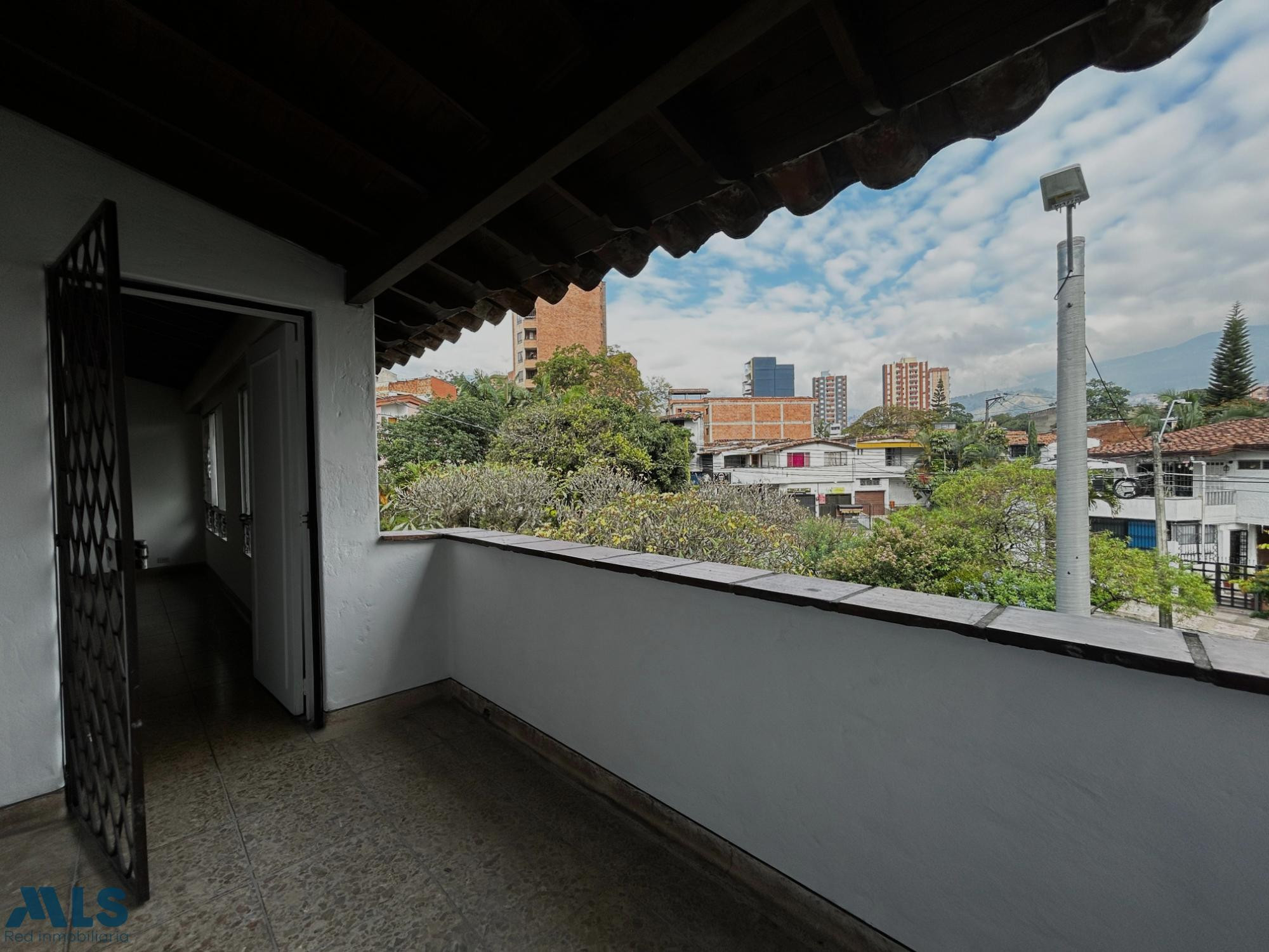 Casa en 2do piso con espacios amplios medellin - la castellana