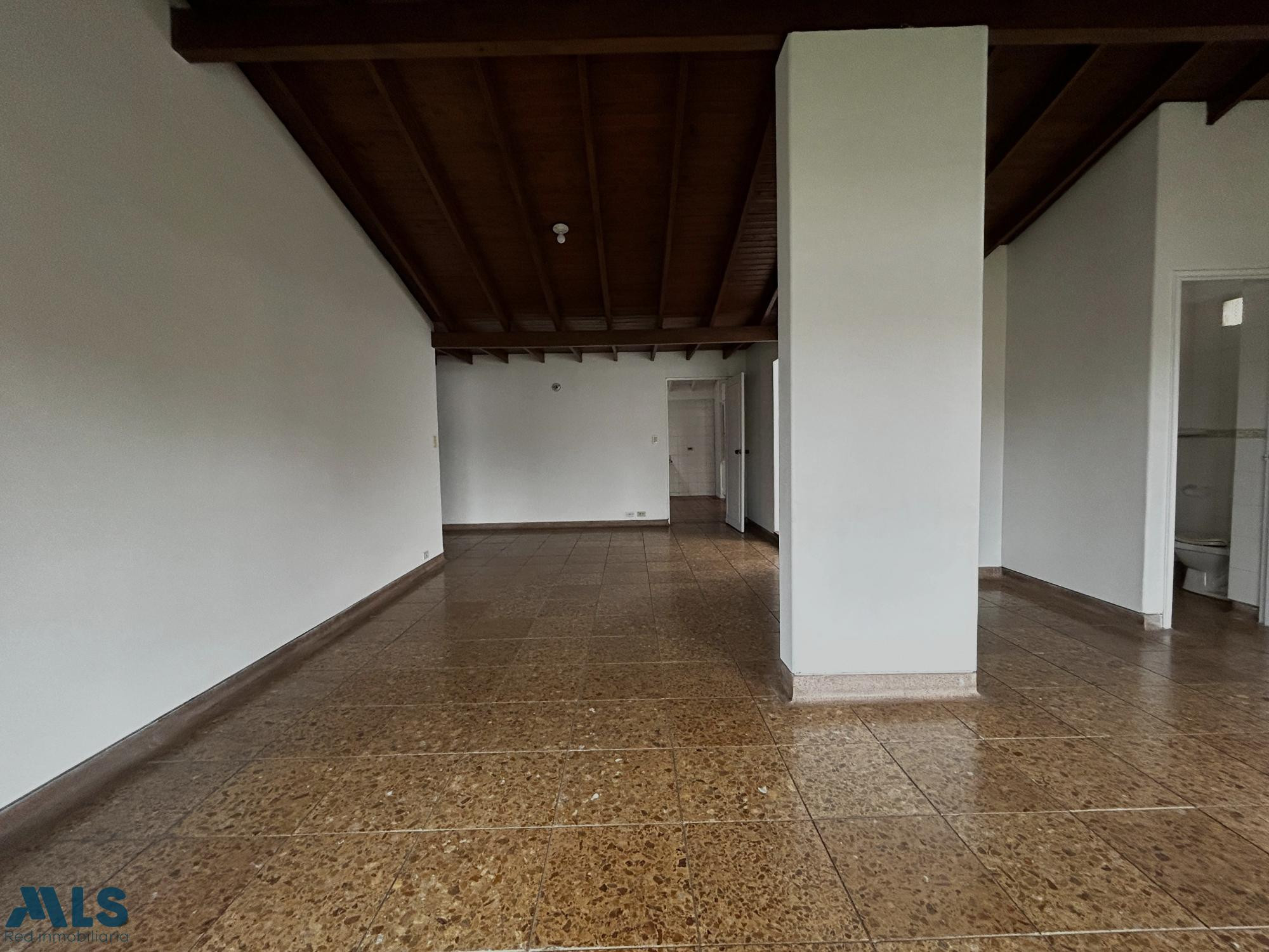 Casa en 2do piso con espacios amplios medellin - la castellana