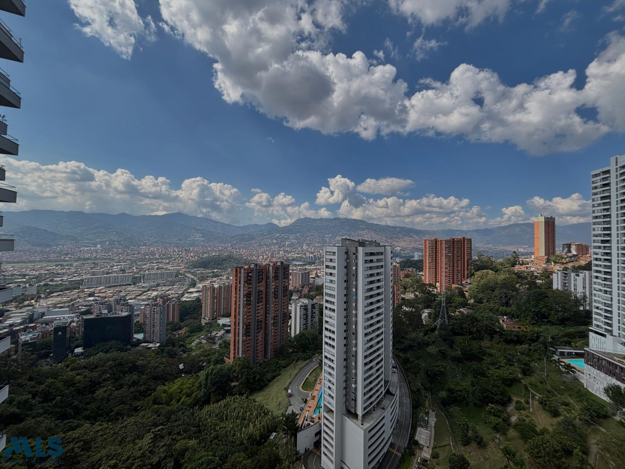 Apartamento con vista a la ciudad sin poniente medellin - las palmas
