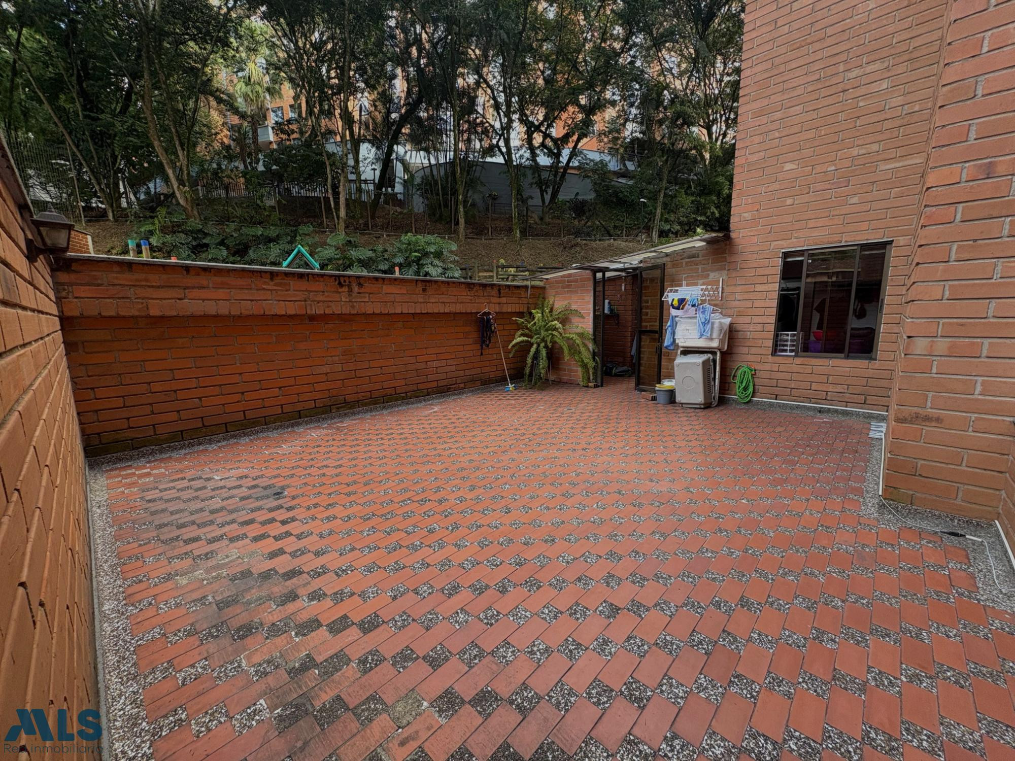 Apartamento en venta con patio trasero medellin - castropol