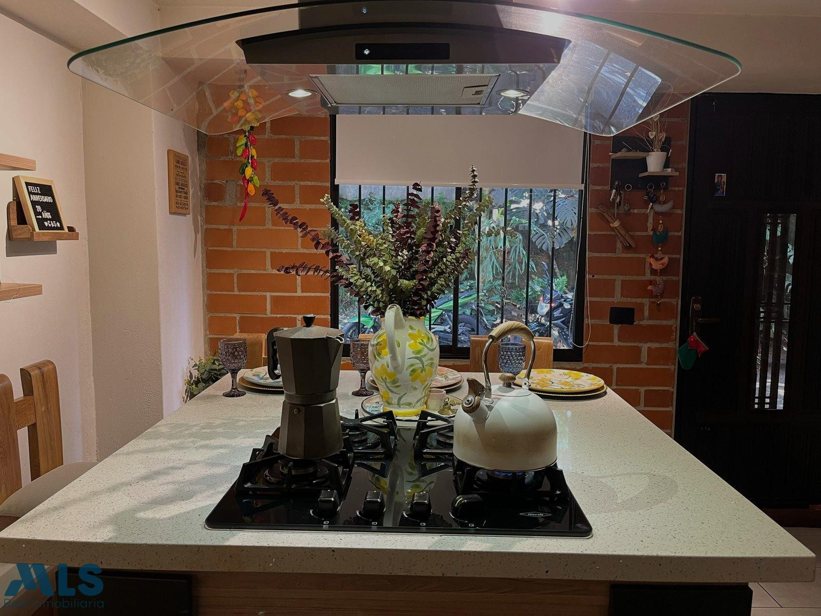 Tu nuevo hogar: casa remodelada con amplios espacios en Envigado envigado - la inmaculada