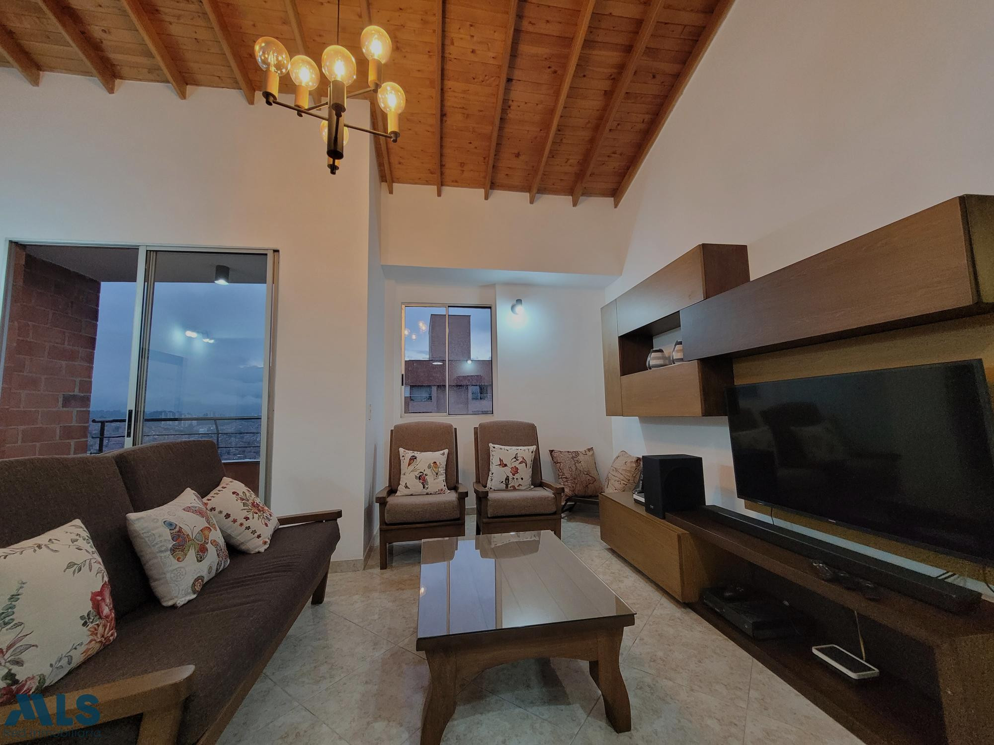Espacioso Apartamento en Loma Los Bernal. Habitaciones con baño independiente. medellin - loma de los bernal
