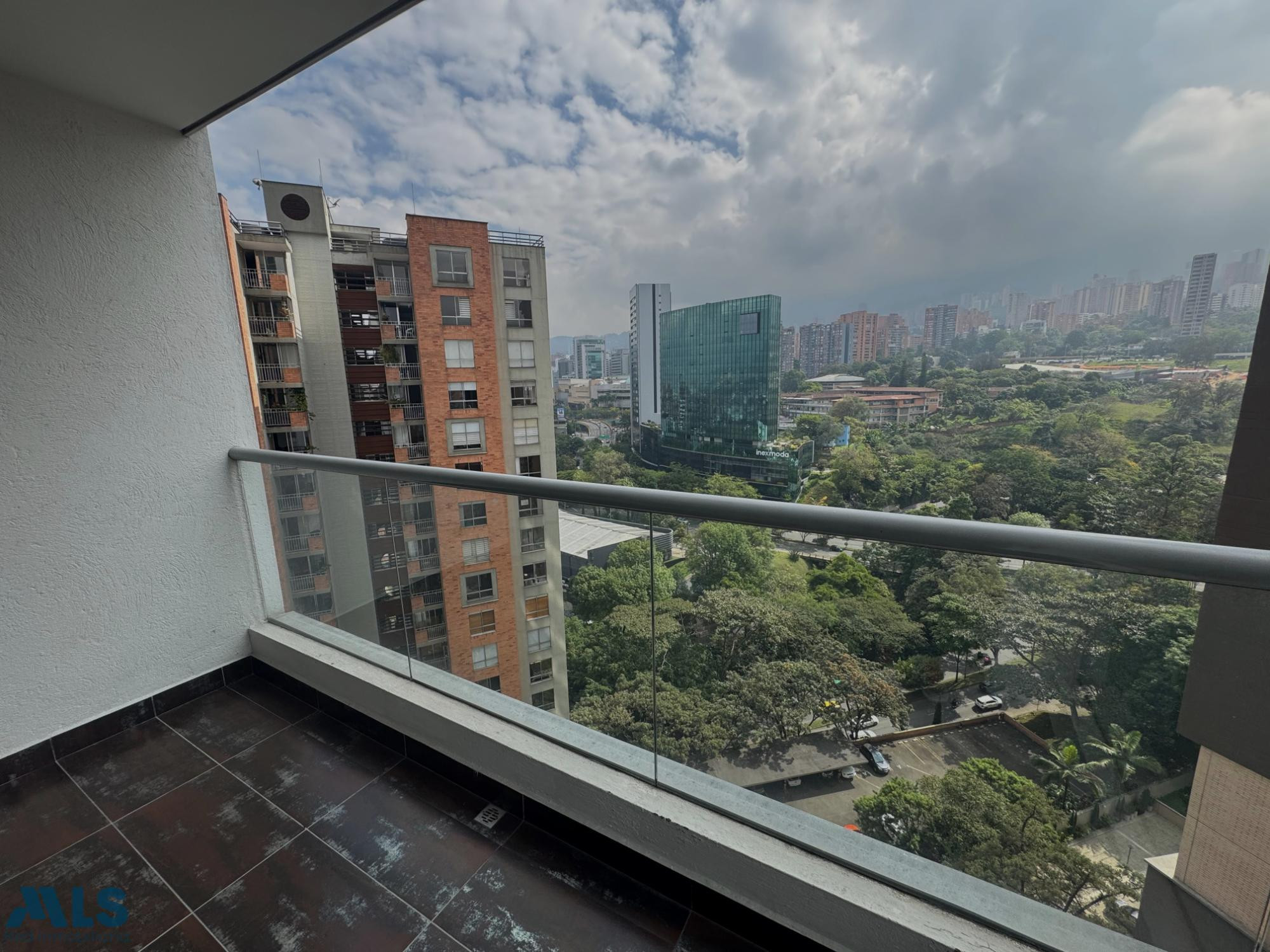 Espectacular apartamento, remodelado y cerca a todo. medellin - santa maria de los angeles