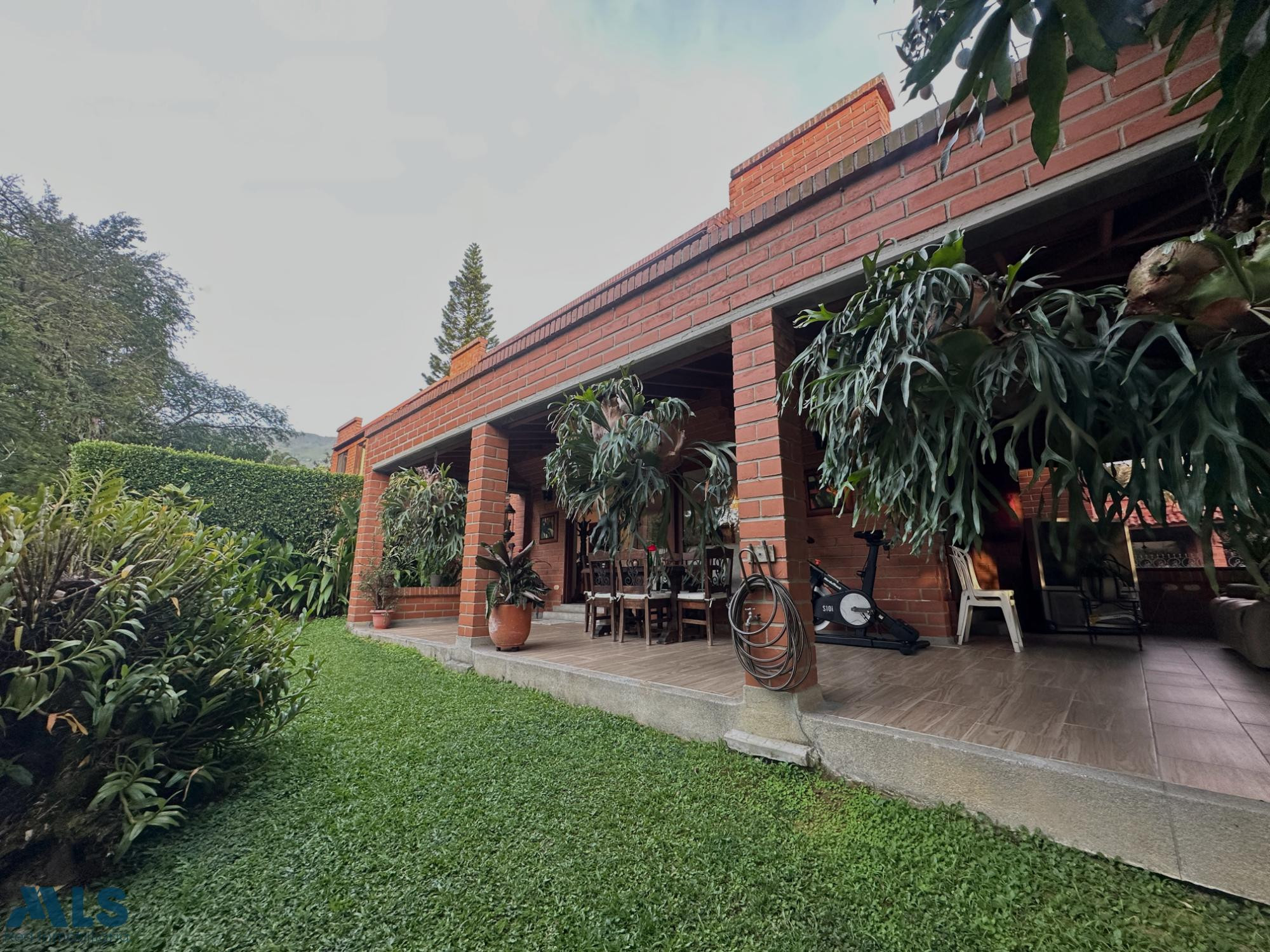 Casa en venta en El Poblado con entorno natural, comodidad y ubicación privilegiada. medellin - loma de los parra