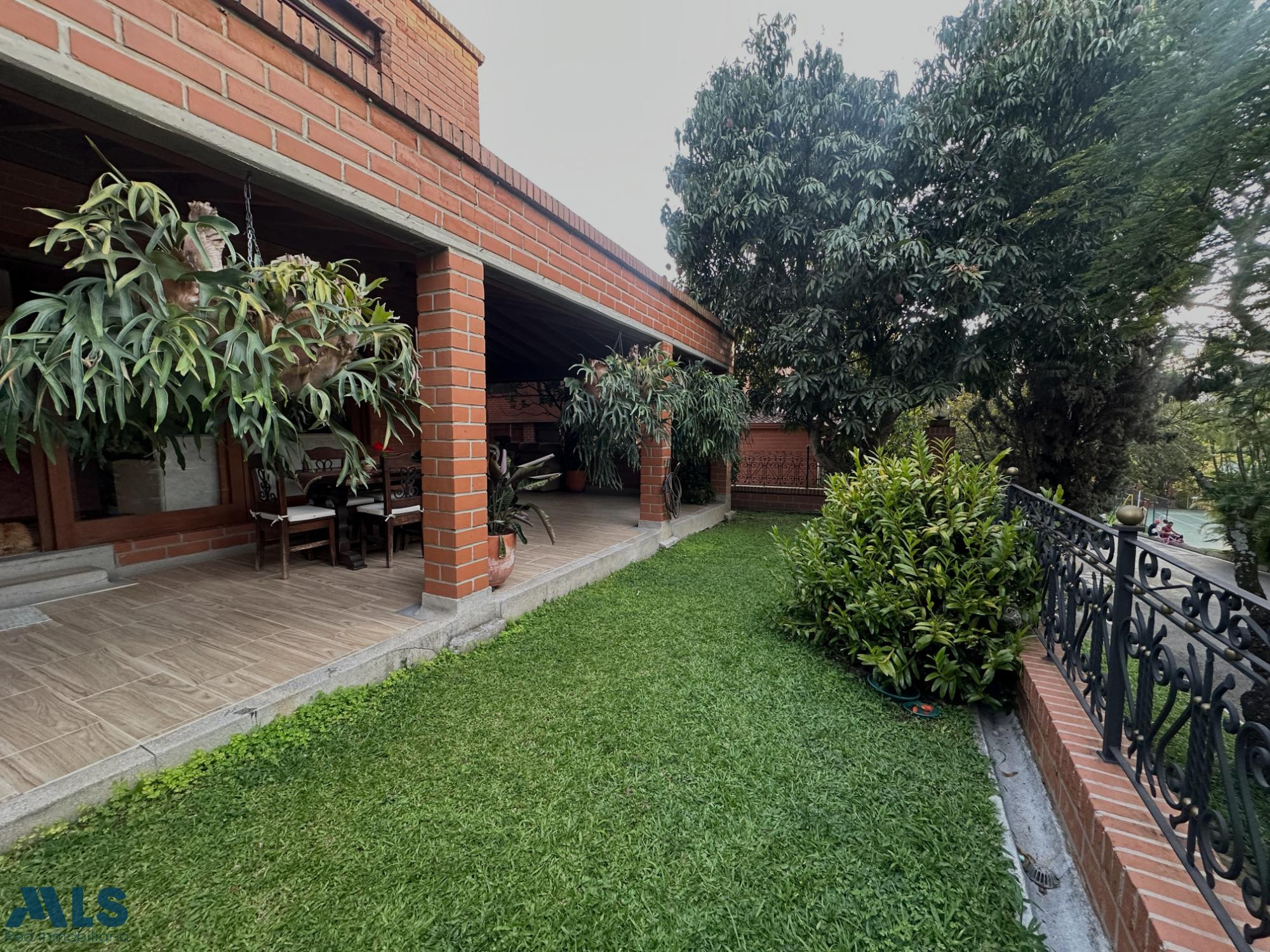 Casa en venta en El Poblado con entorno natural, comodidad y ubicación privilegiada. medellin - loma de los parra