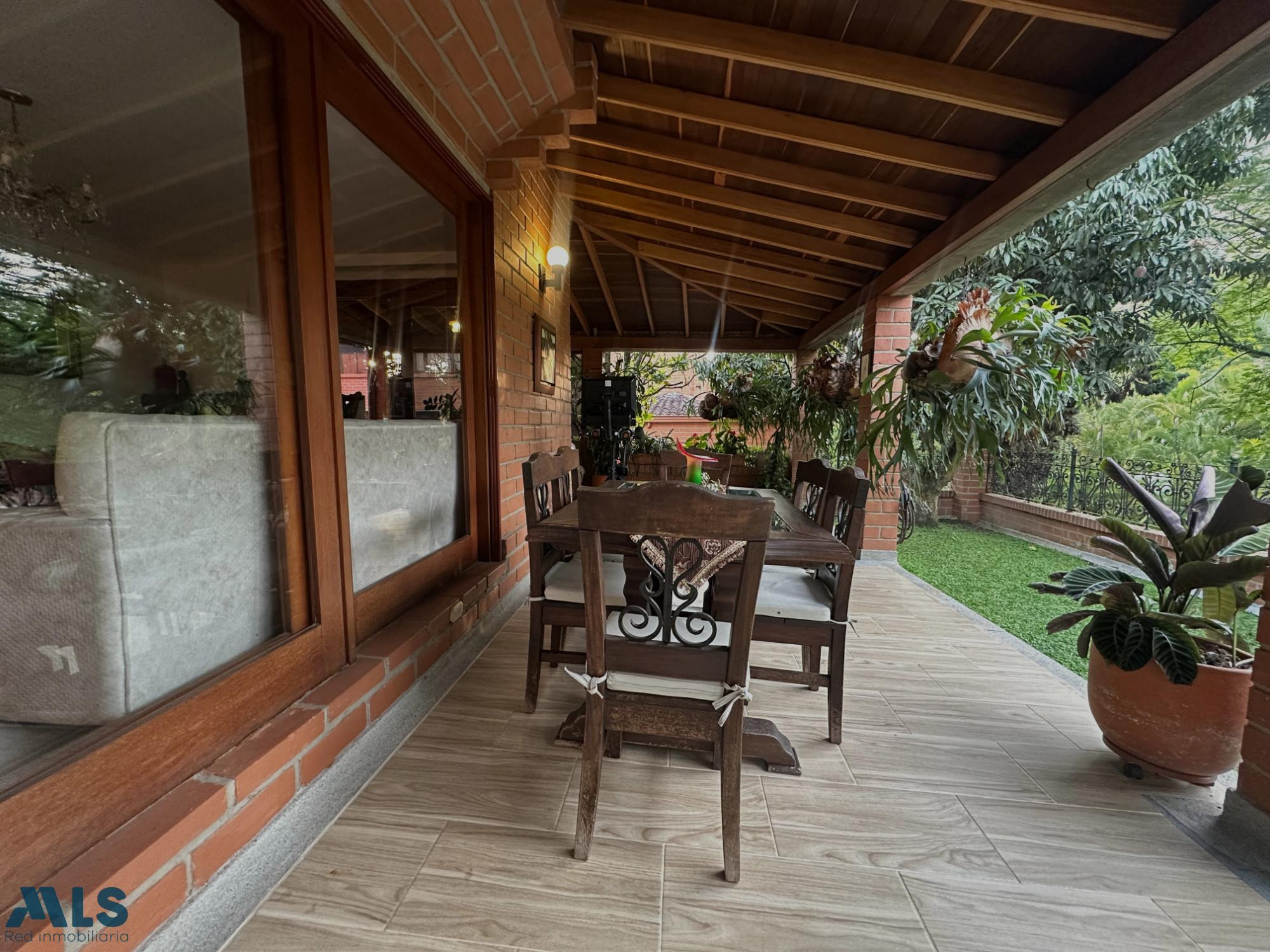 Casa en venta en El Poblado con entorno natural, comodidad y ubicación privilegiada. medellin - loma de los parra