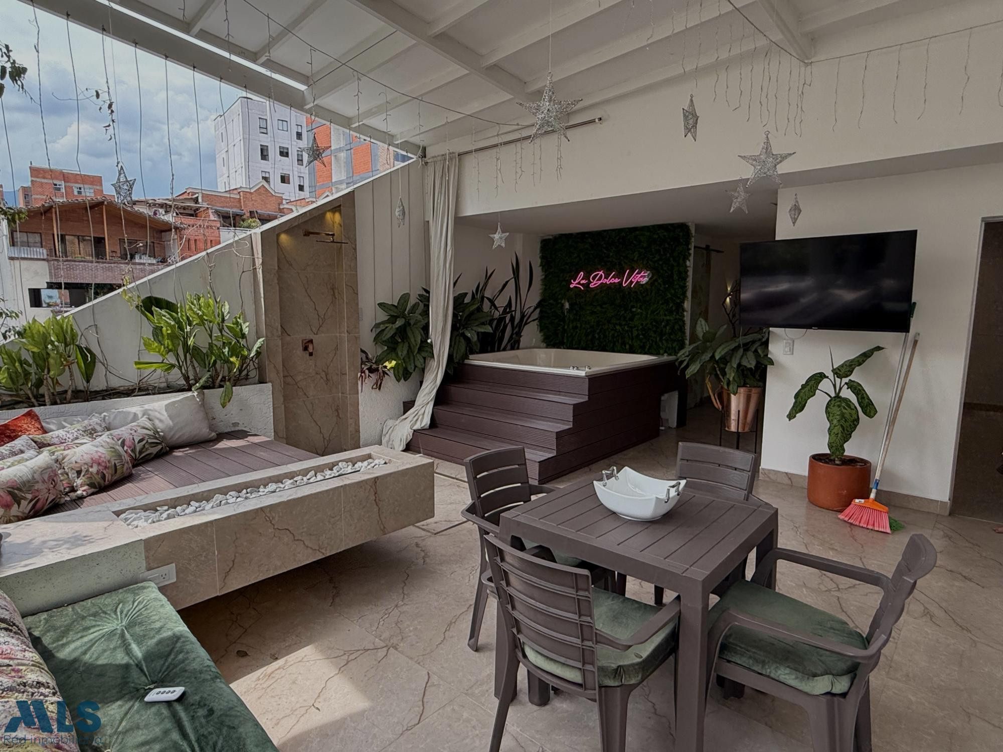 CASA MODERNA EN SANTA TERESITA, LAURELES EN EL CORAZÓN DE MEDELLÍN medellin - laureles