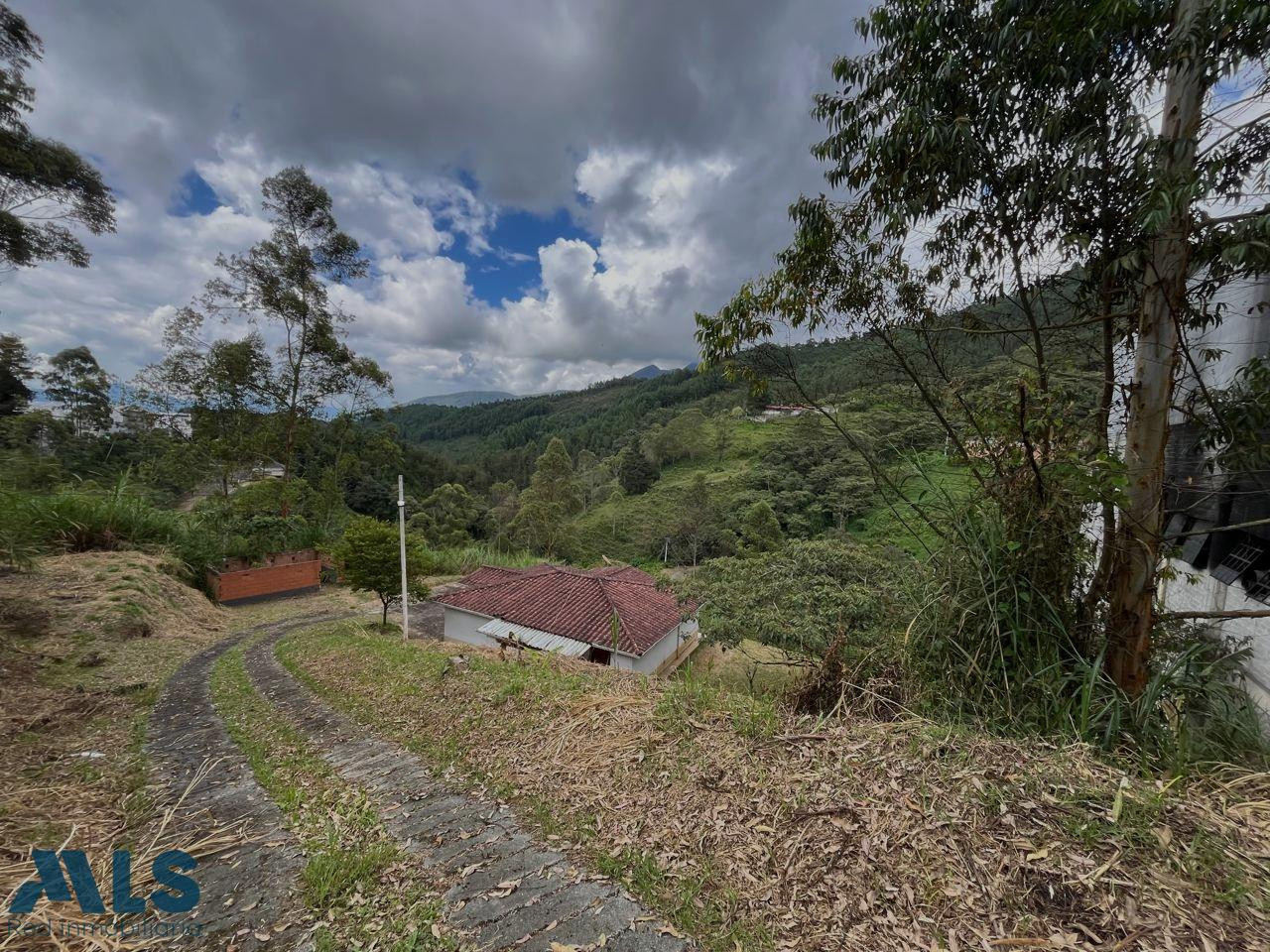 Lote para uso industrial o agrícola y una construcción de 130 mts caldas - v la salada