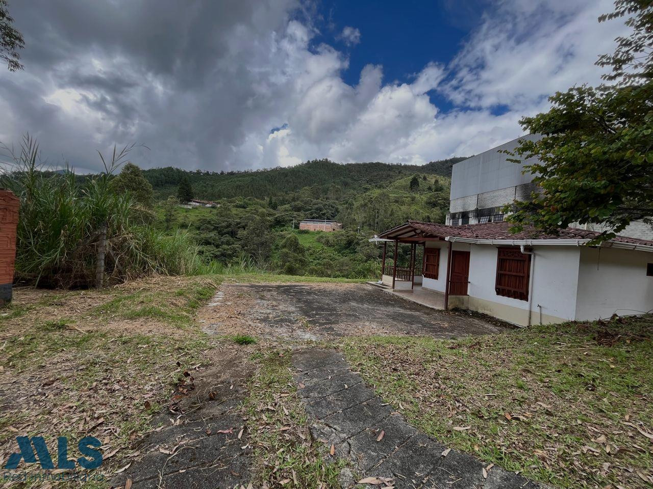Lote para uso industrial o agrícola y una construcción de 130 mts caldas - v la salada