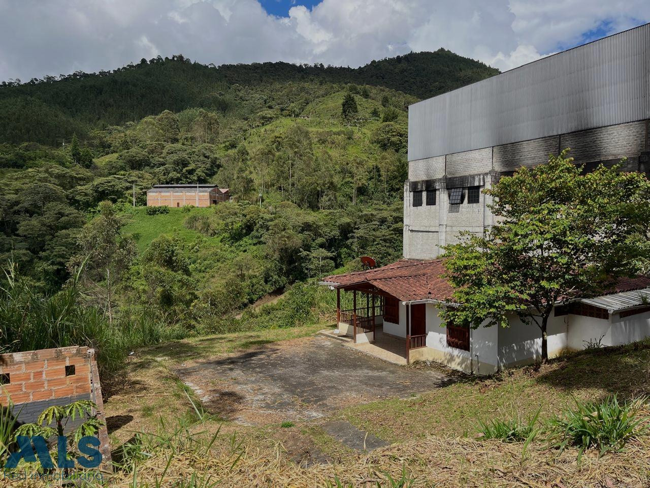 Lote para uso industrial o agrícola y una construcción de 130 mts caldas - v la salada