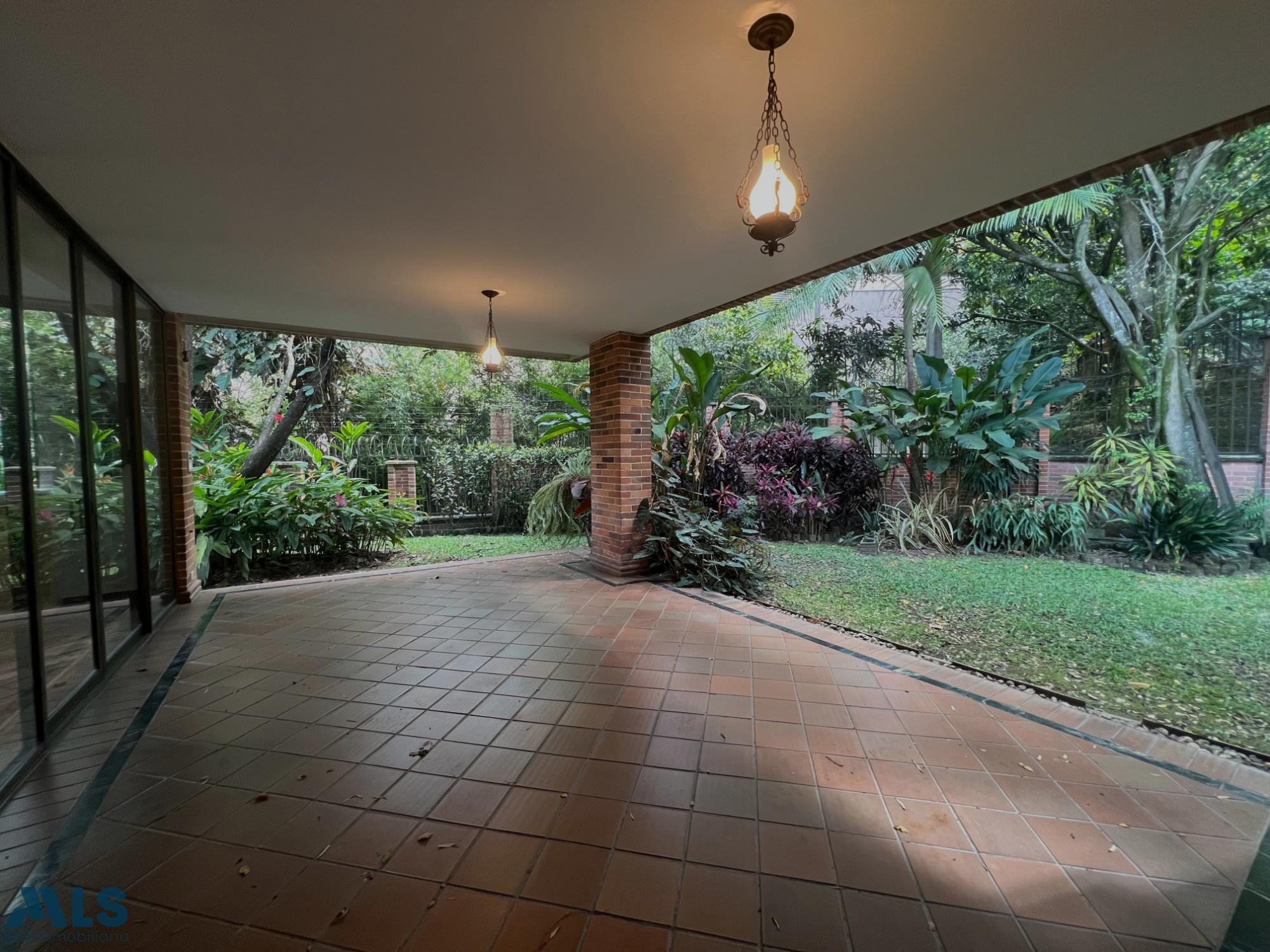 AMPLIA CASA CON JARDIN, SECTOR BENEDICTINOS envigado - loma de benedictinos