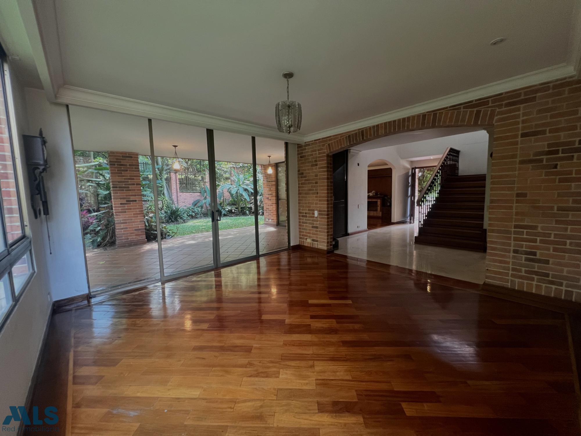AMPLIA CASA CON JARDIN, SECTOR BENEDICTINOS envigado - loma de benedictinos