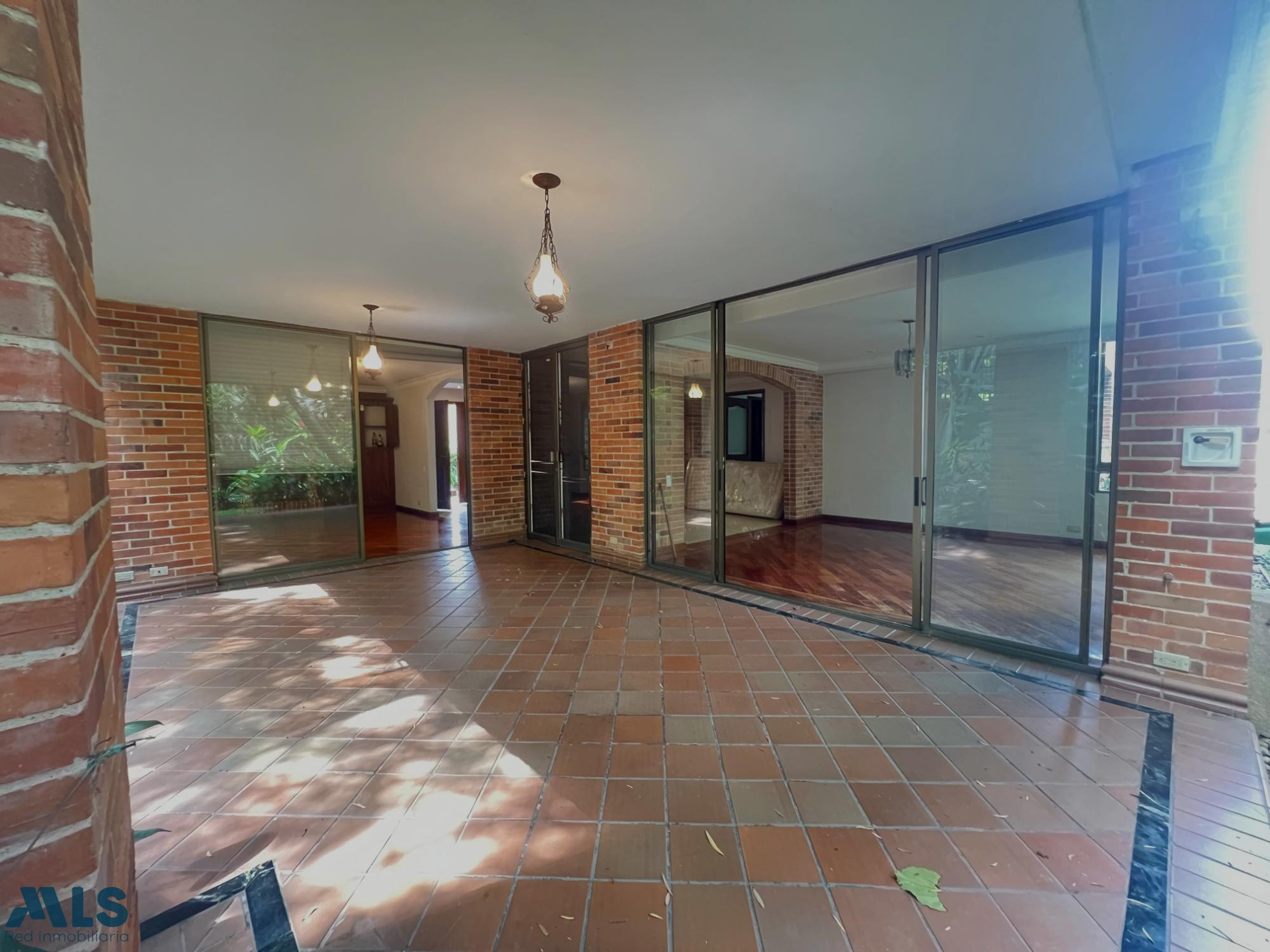 AMPLIA CASA CON JARDIN, SECTOR BENEDICTINOS envigado - loma de benedictinos