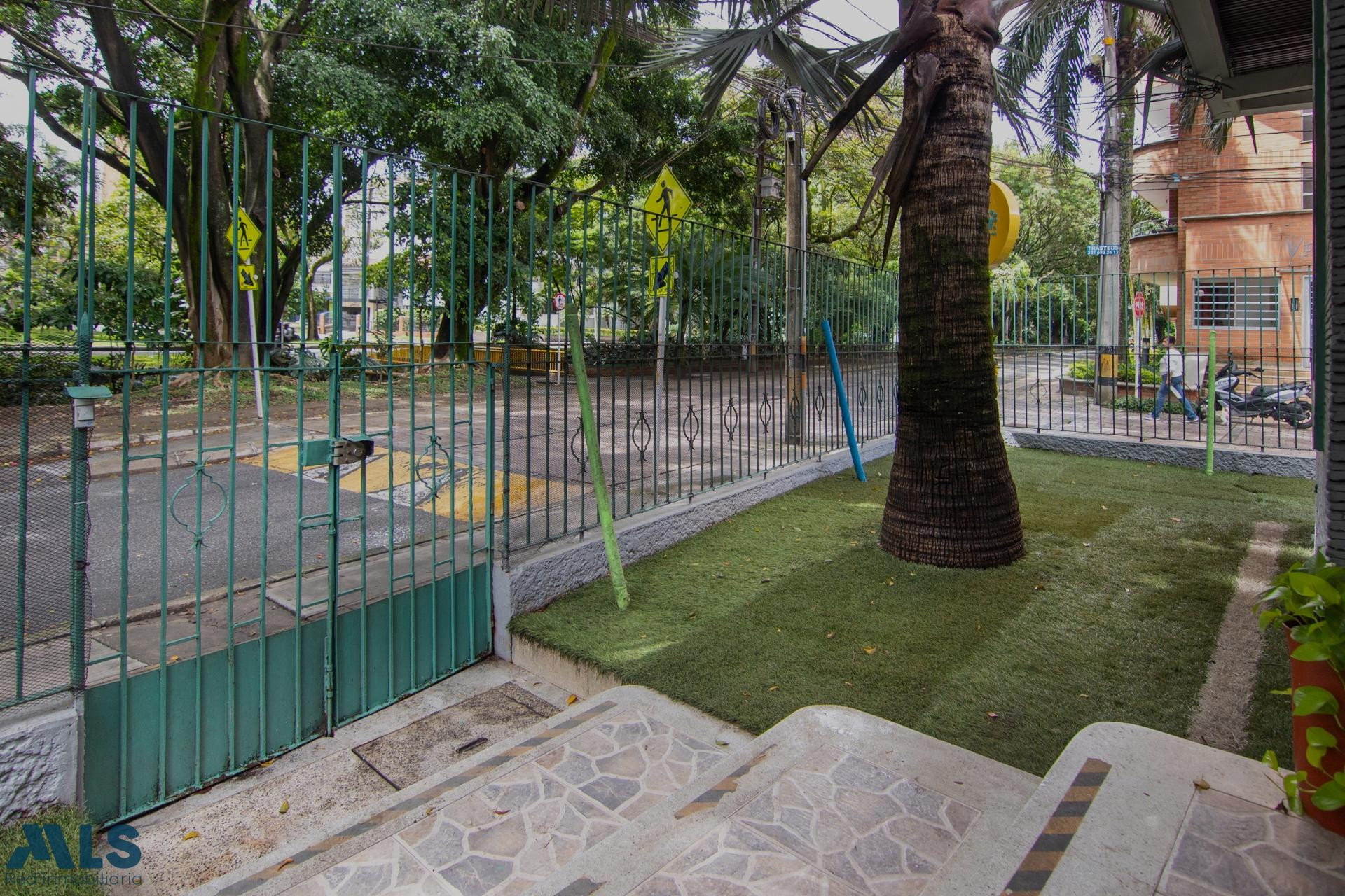 Casa esquinera en excelente ubicación medellin - conquistadores