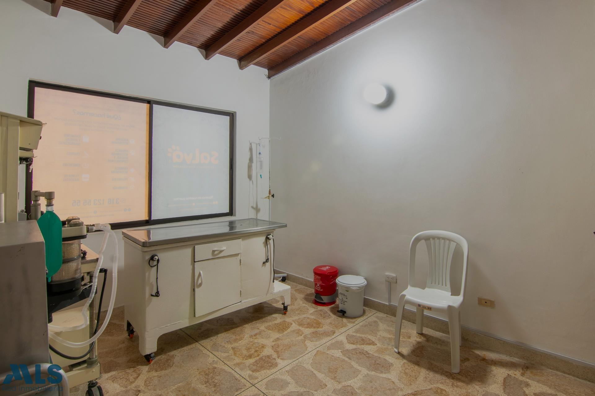 Casa esquinera en excelente ubicación medellin - conquistadores