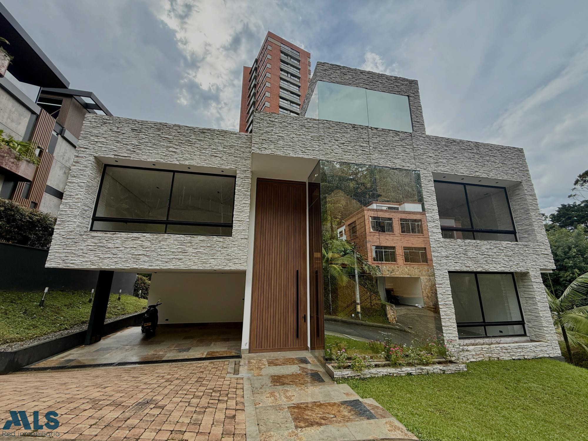 Casa para estrenar en unidad cerrada en la cola del zorro medellin - loma cola del zorro