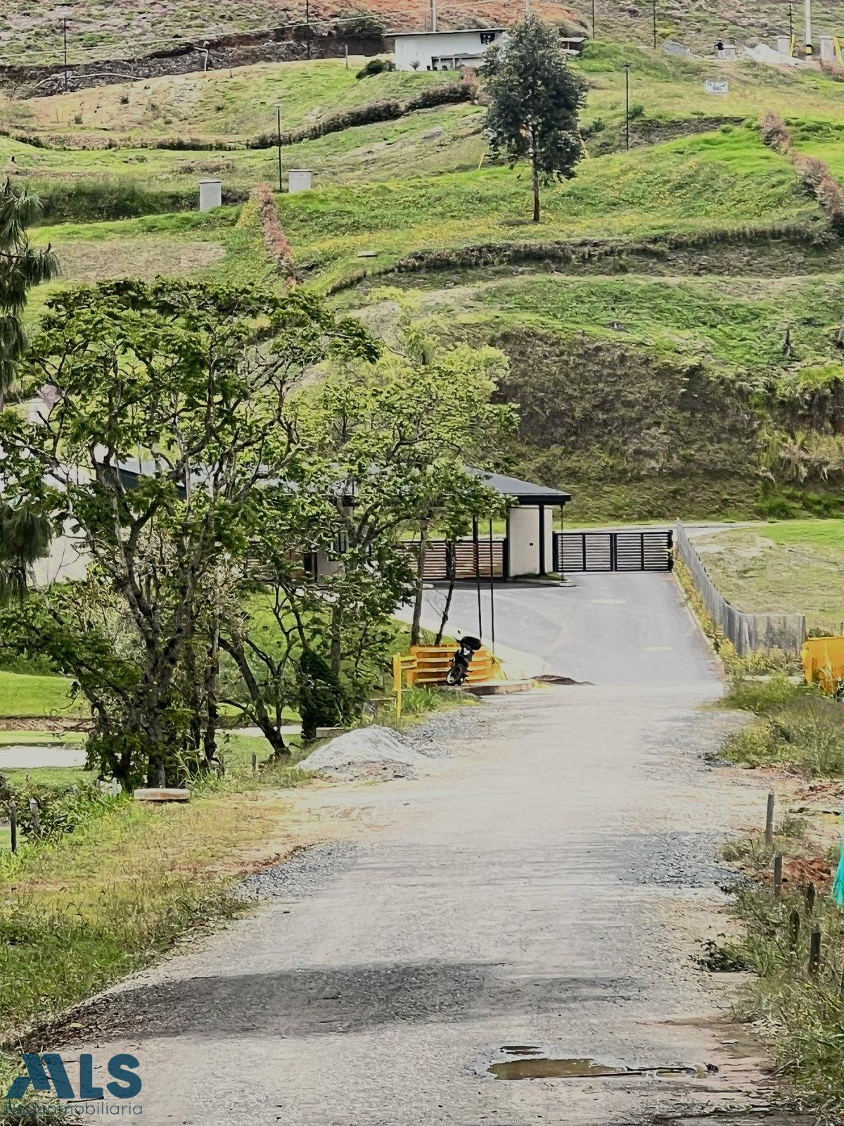 HERMOSO LOTE ESQUINERO CON VISTA A CAMPO DE GOLF marinilla - v cimarronas marinilla