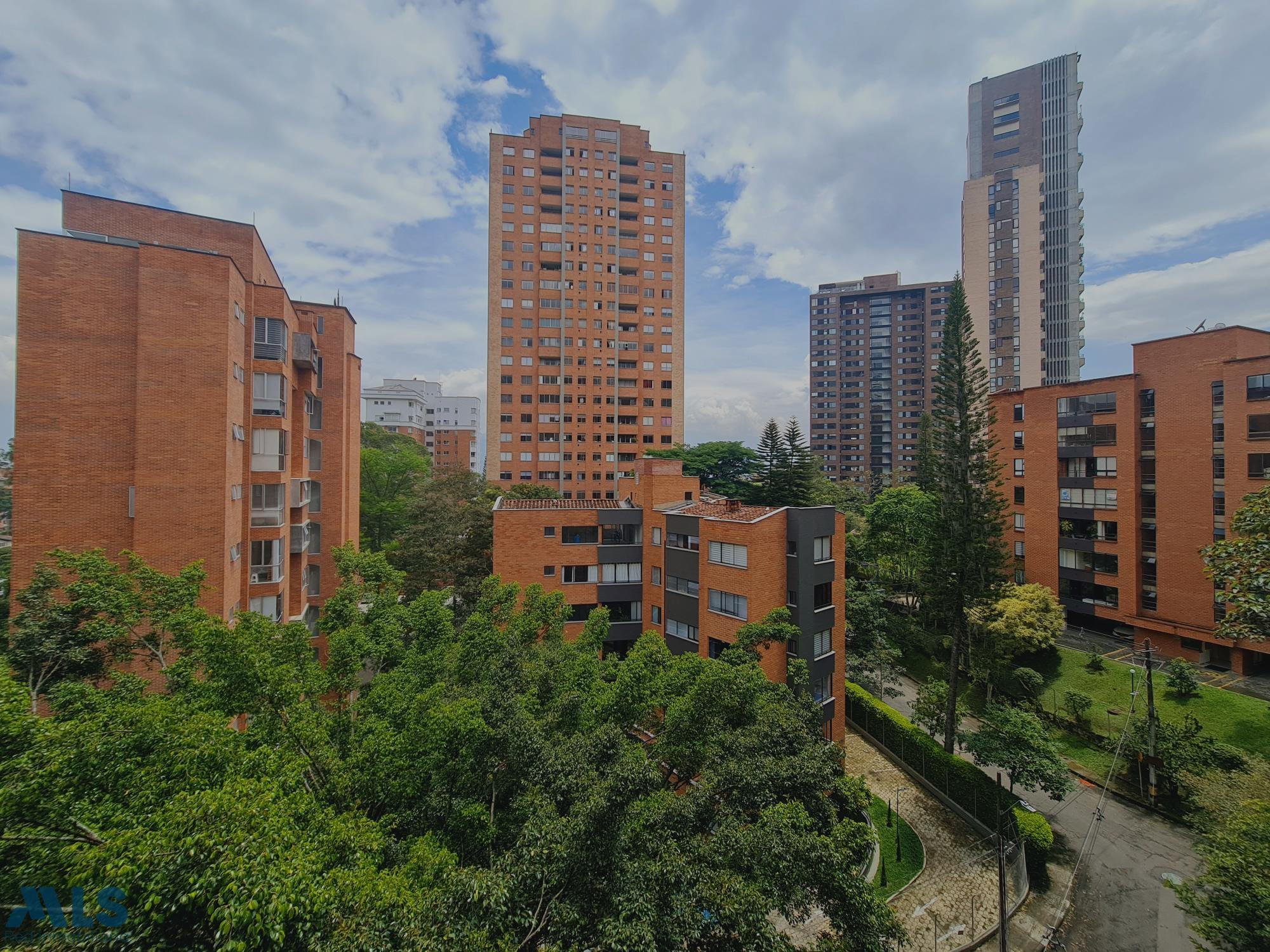 VENTA DE APARTAMENTO CON POTENCIAL PARA REMODELAR SECTOR DRIVE IN medellin - el campestre