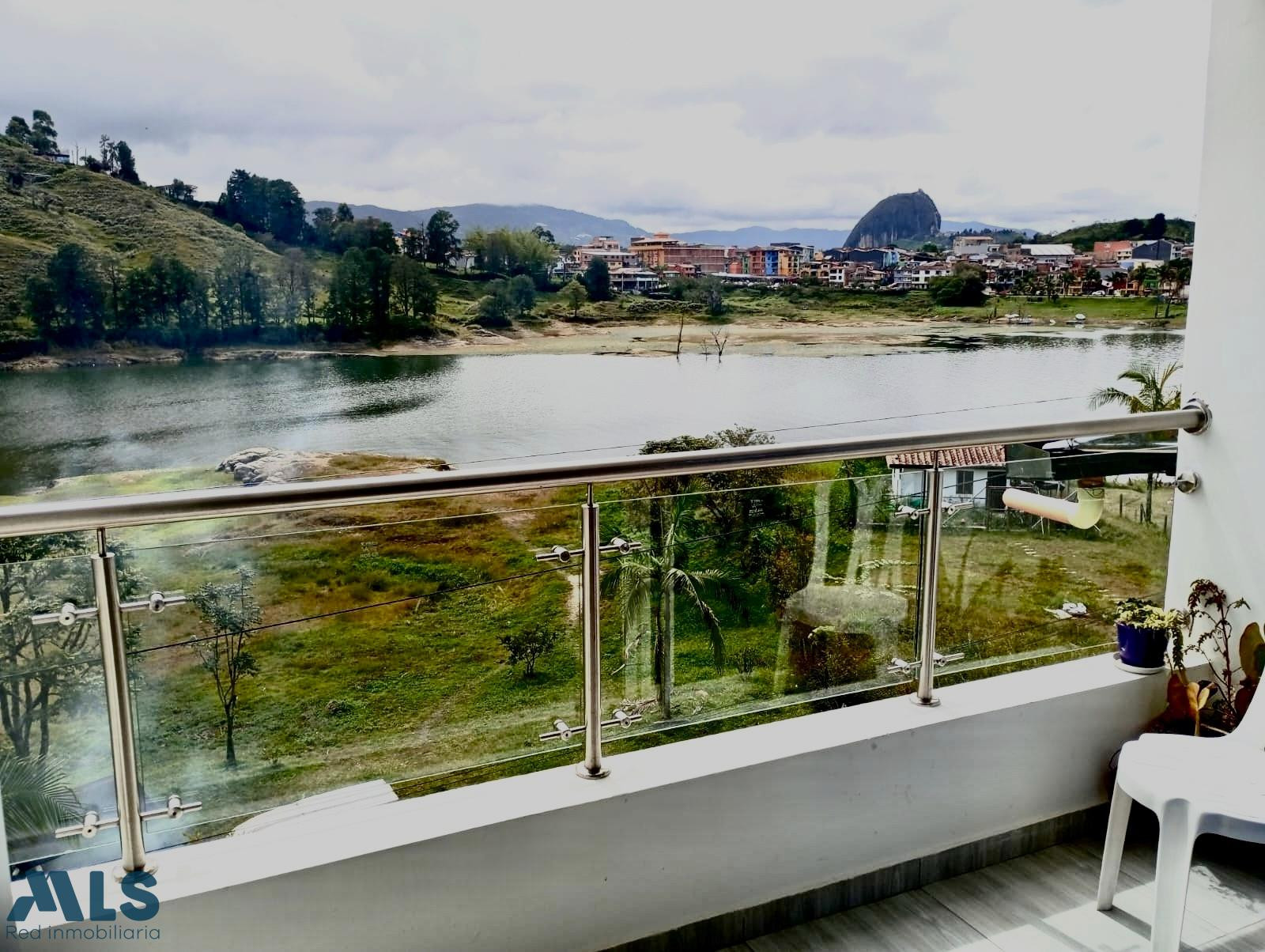 Espectacular apartamento en Guatapé! Vista única a la piedra del Peñol. guatape - el roble