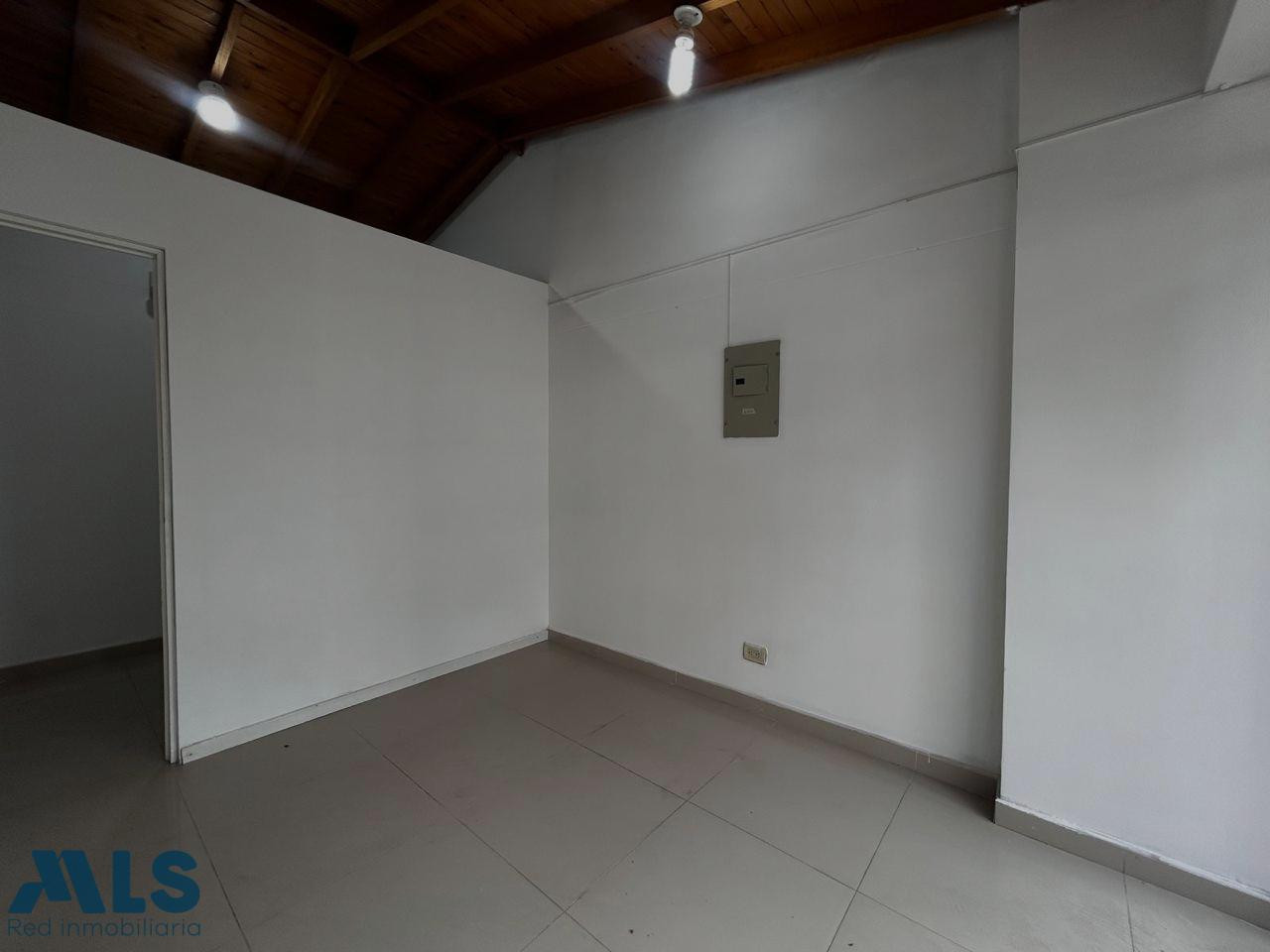 Oficina en edificio de servicios con porteria bello - niquia
