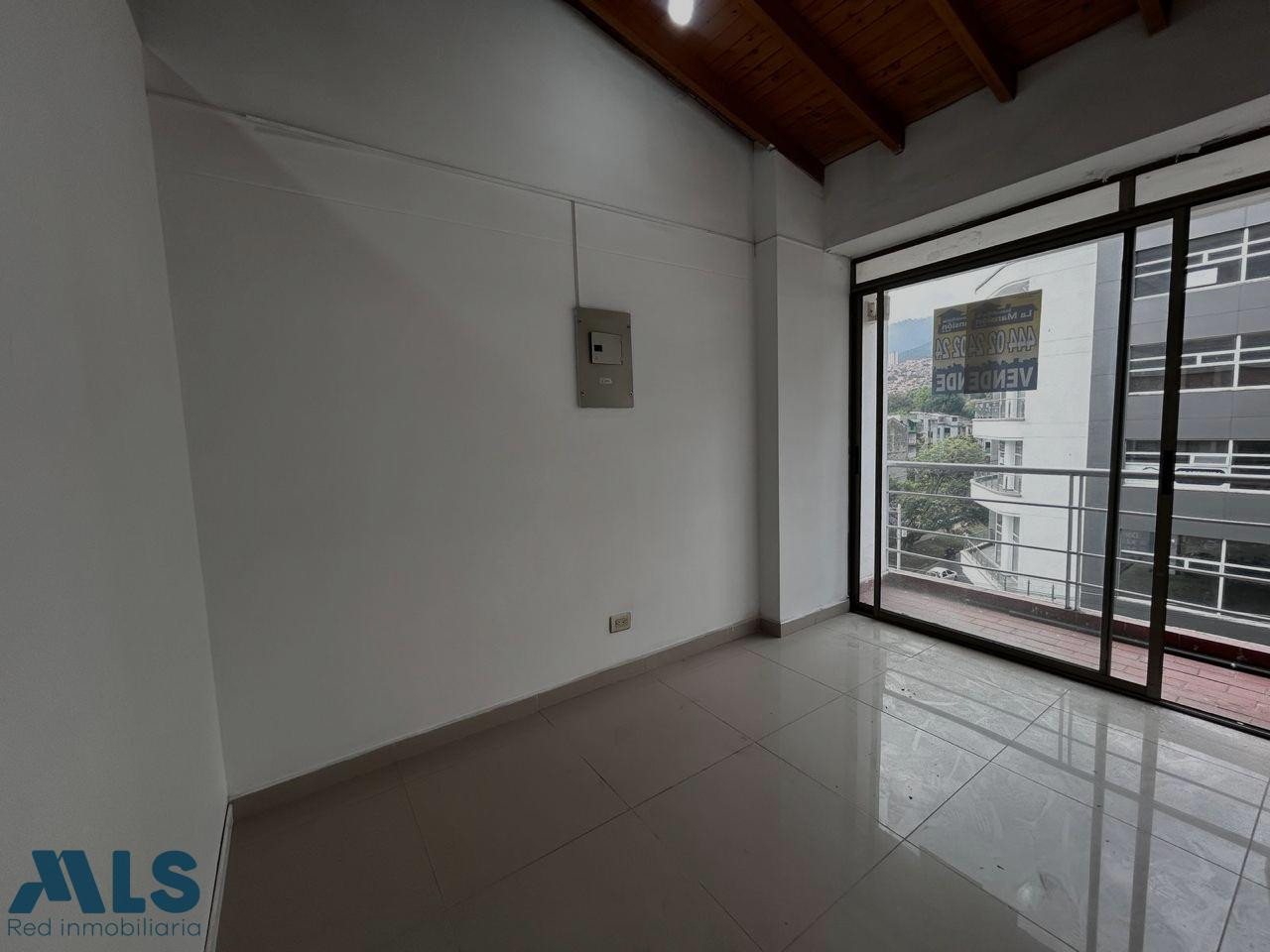 Oficina en edificio de servicios con porteria bello - niquia