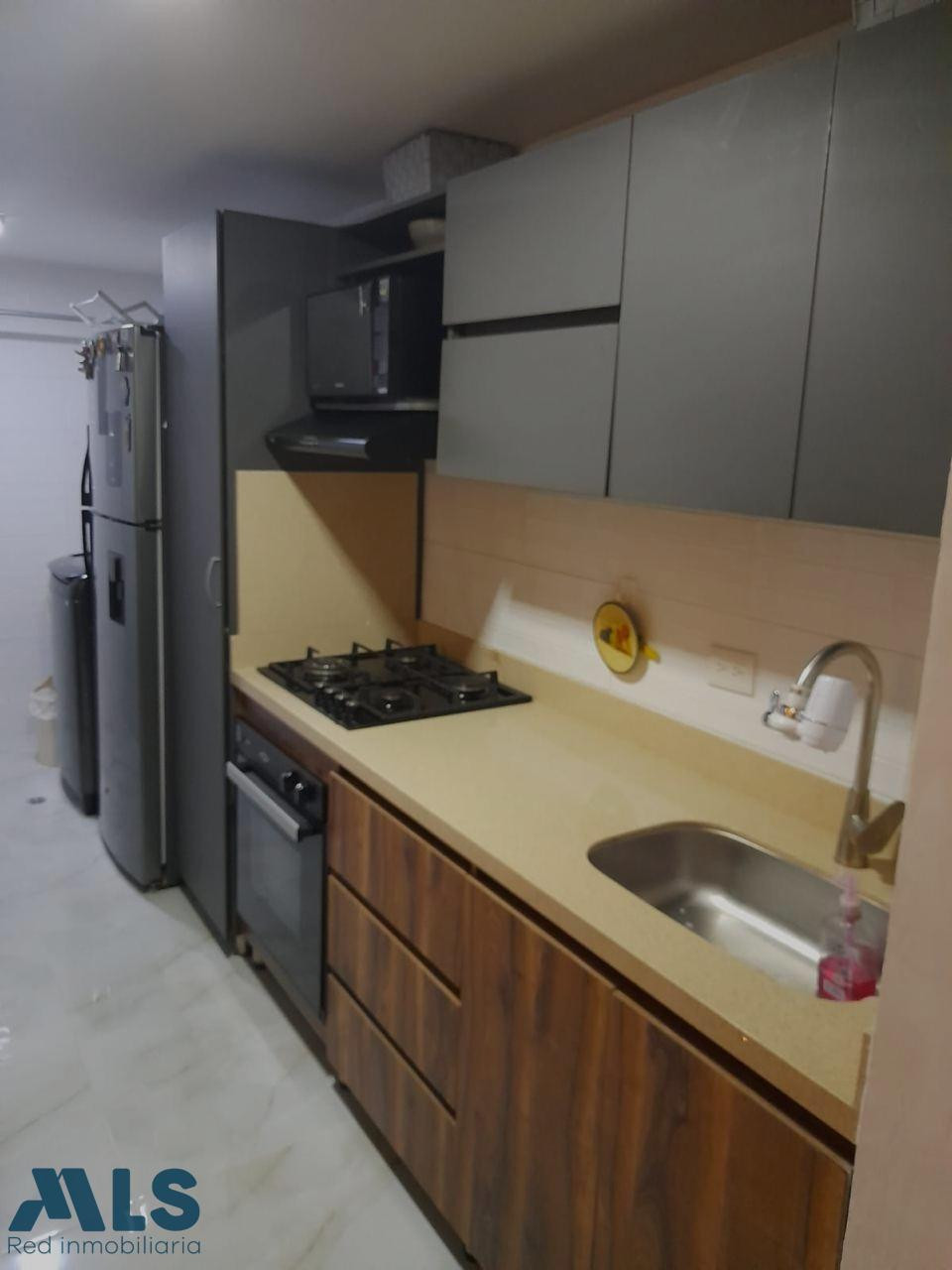 Hermoso apartamento en excelente estado, con una encantadora vista a zonas verdes. medellin - la visitacion