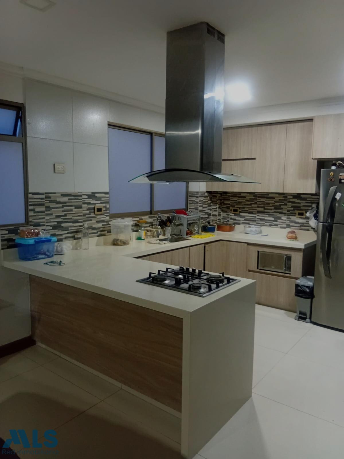 Vive con estilo y comodidad en esta espectacular casa remodelada en Vallejuelos. envigado - milan vallejuelos