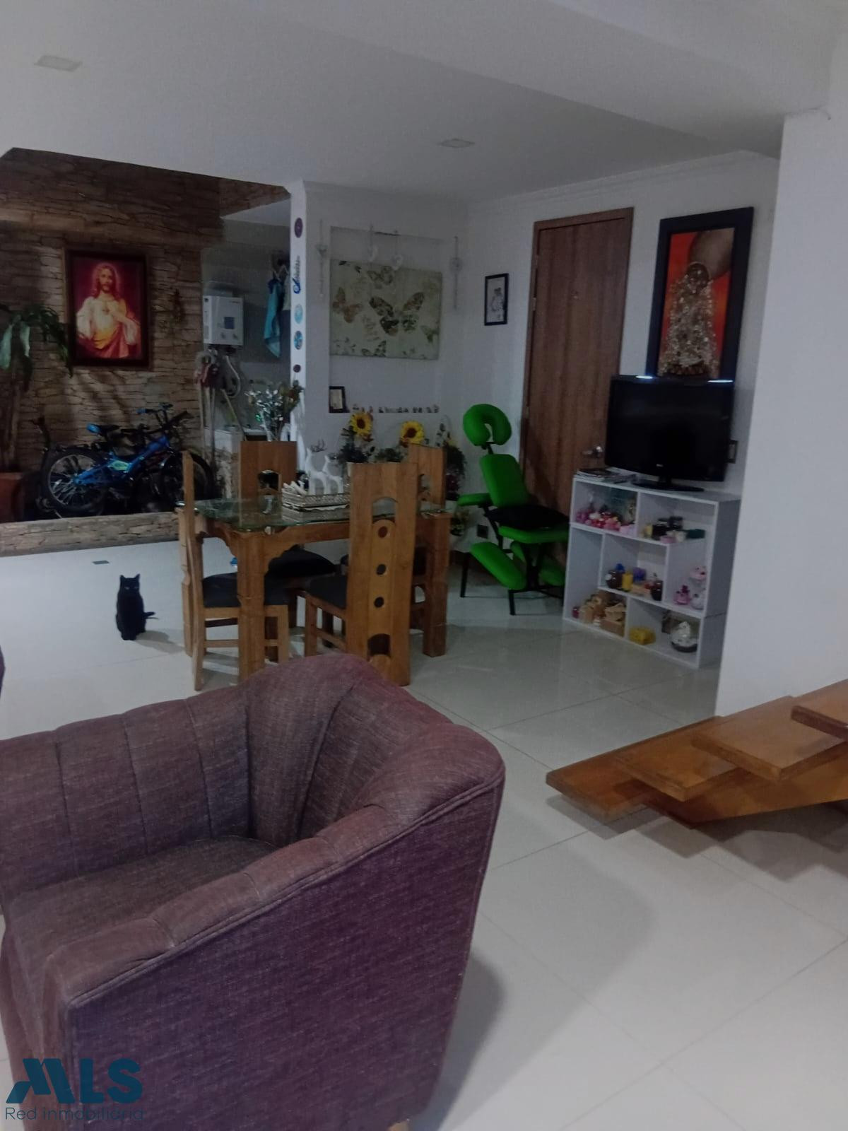 Vive con estilo y comodidad en esta espectacular casa remodelada en Vallejuelos. envigado - milan vallejuelos