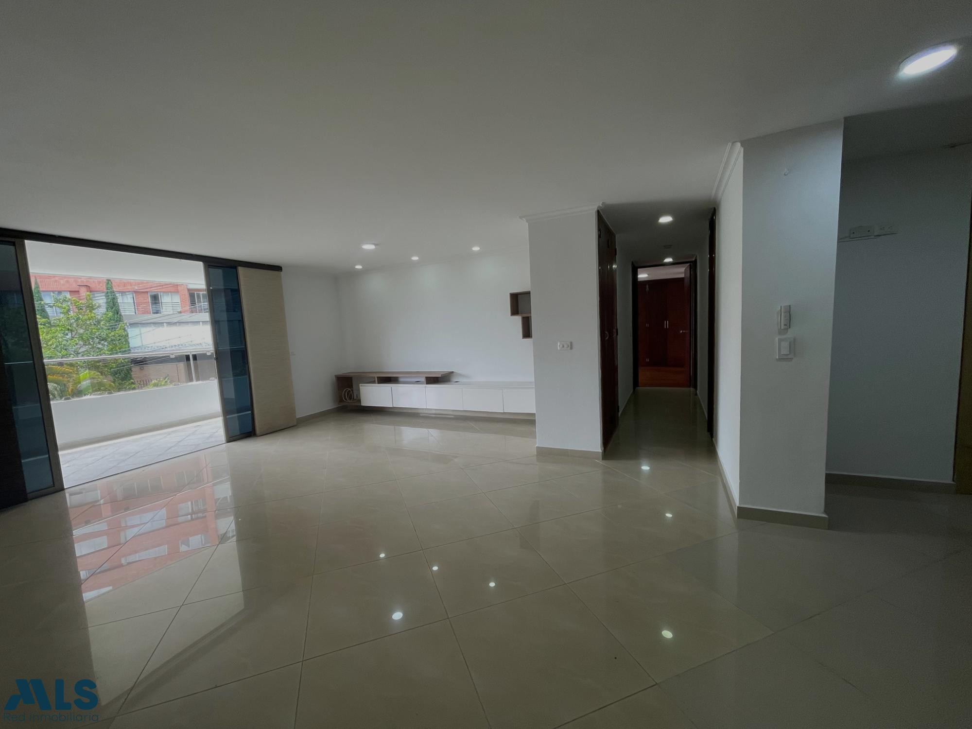 Encantador apartamento con terraza cubierta y amplios espacios. envigado - la abadia