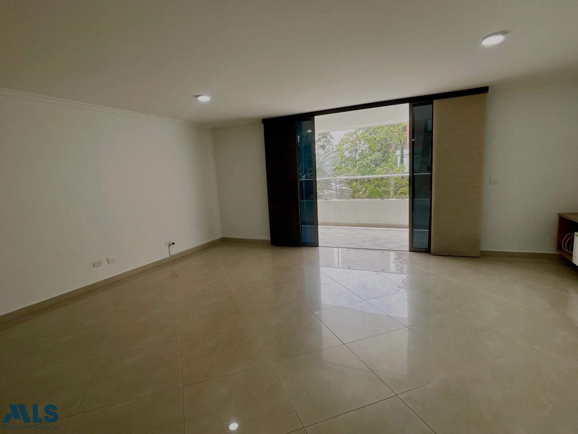Encantador apartamento con terraza cubierta y amplios espacios. envigado - la abadia