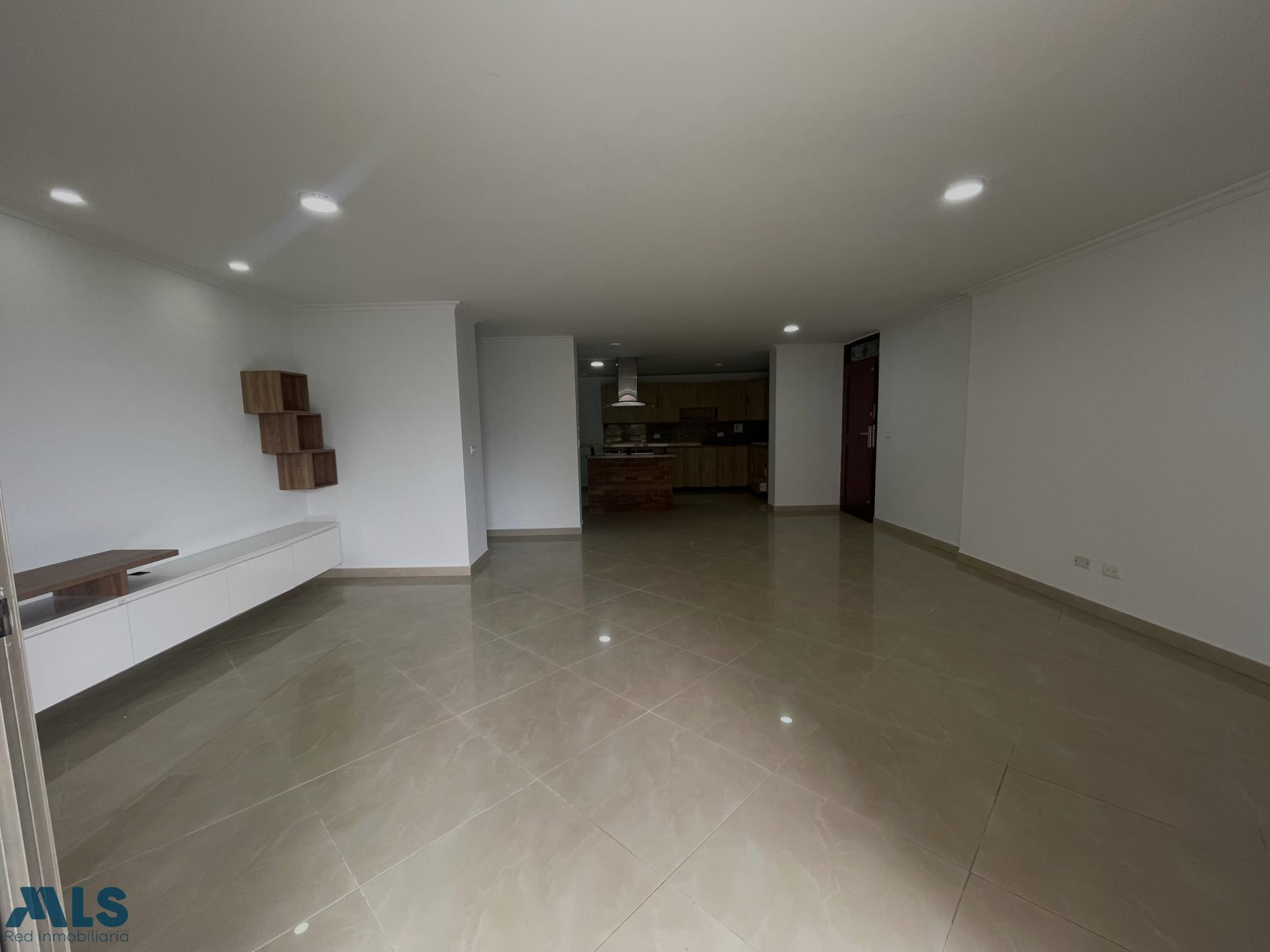 Encantador apartamento con terraza cubierta y amplios espacios. envigado - la abadia