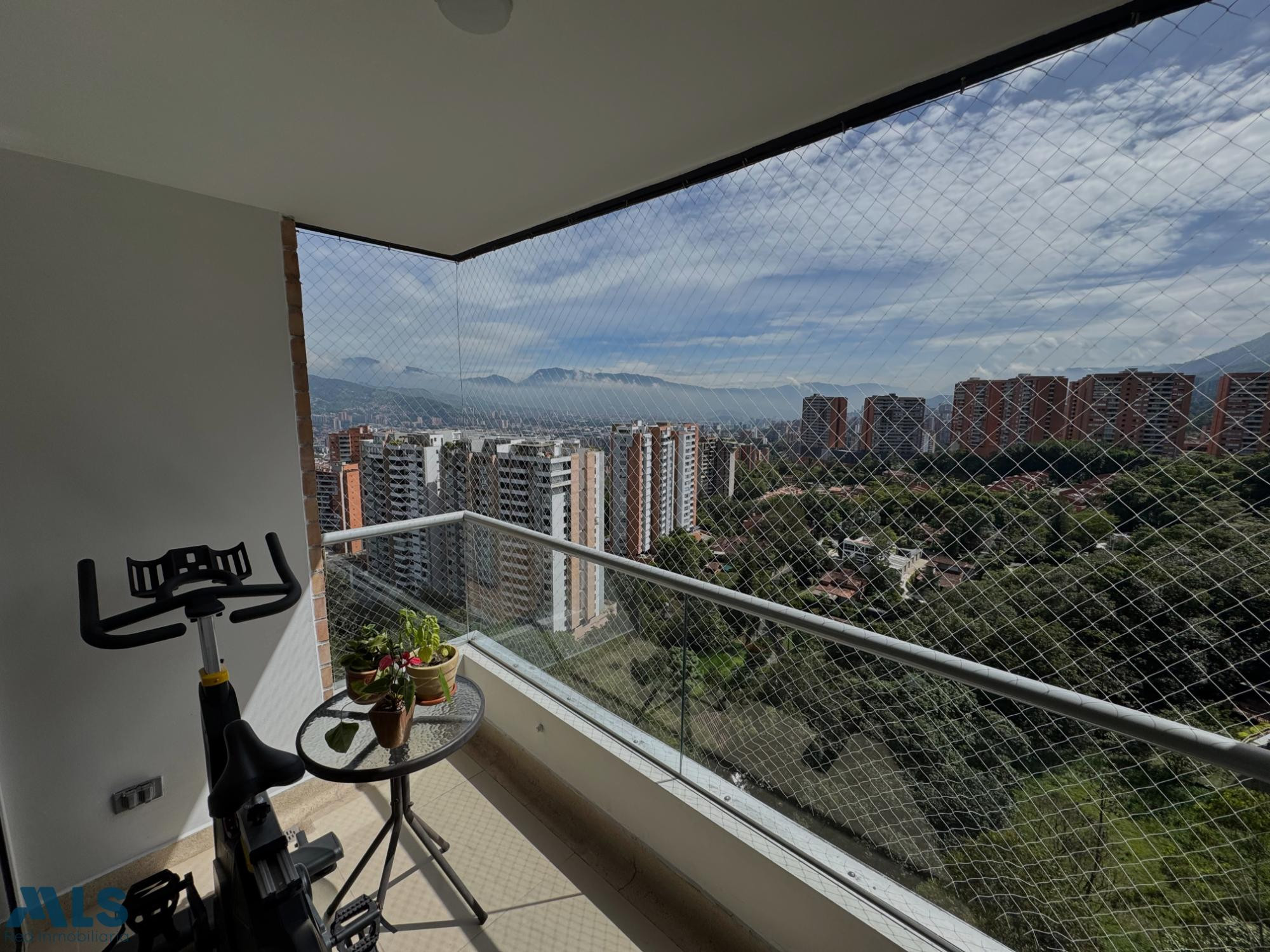 “93m² de encanto y una vista que lo dice todo.” envigado - loma de las brujas