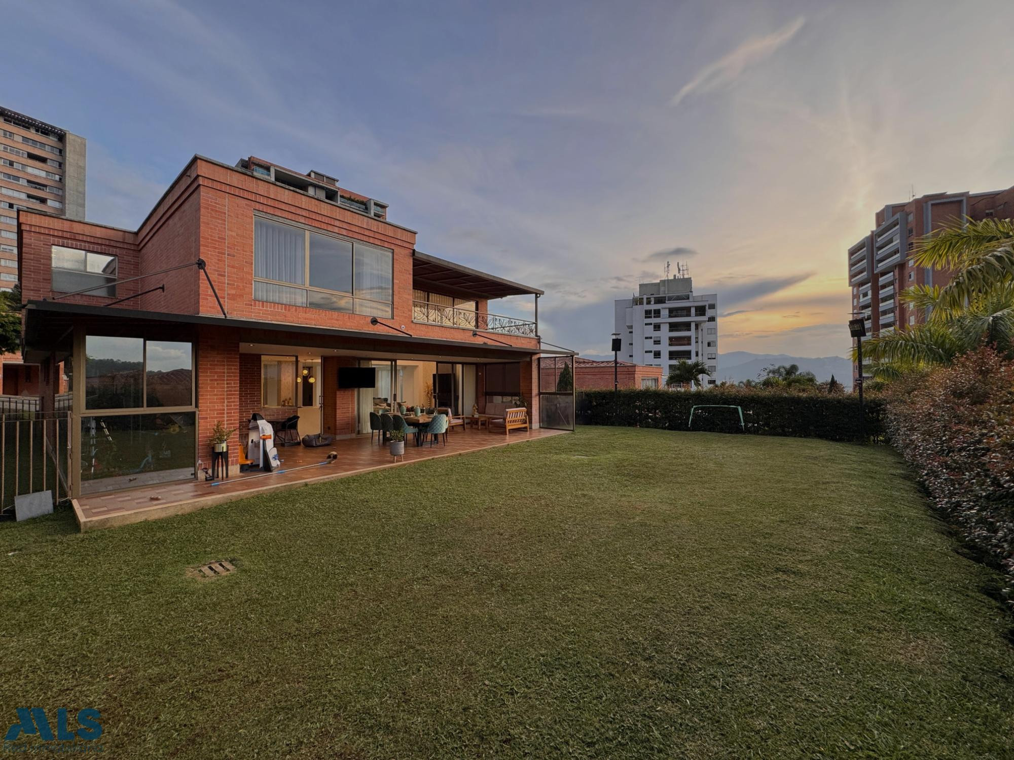 CASA PARA LA VENTA CON ESPACIOS MODERNOS SECTOR LA CALERA medellin - la calera