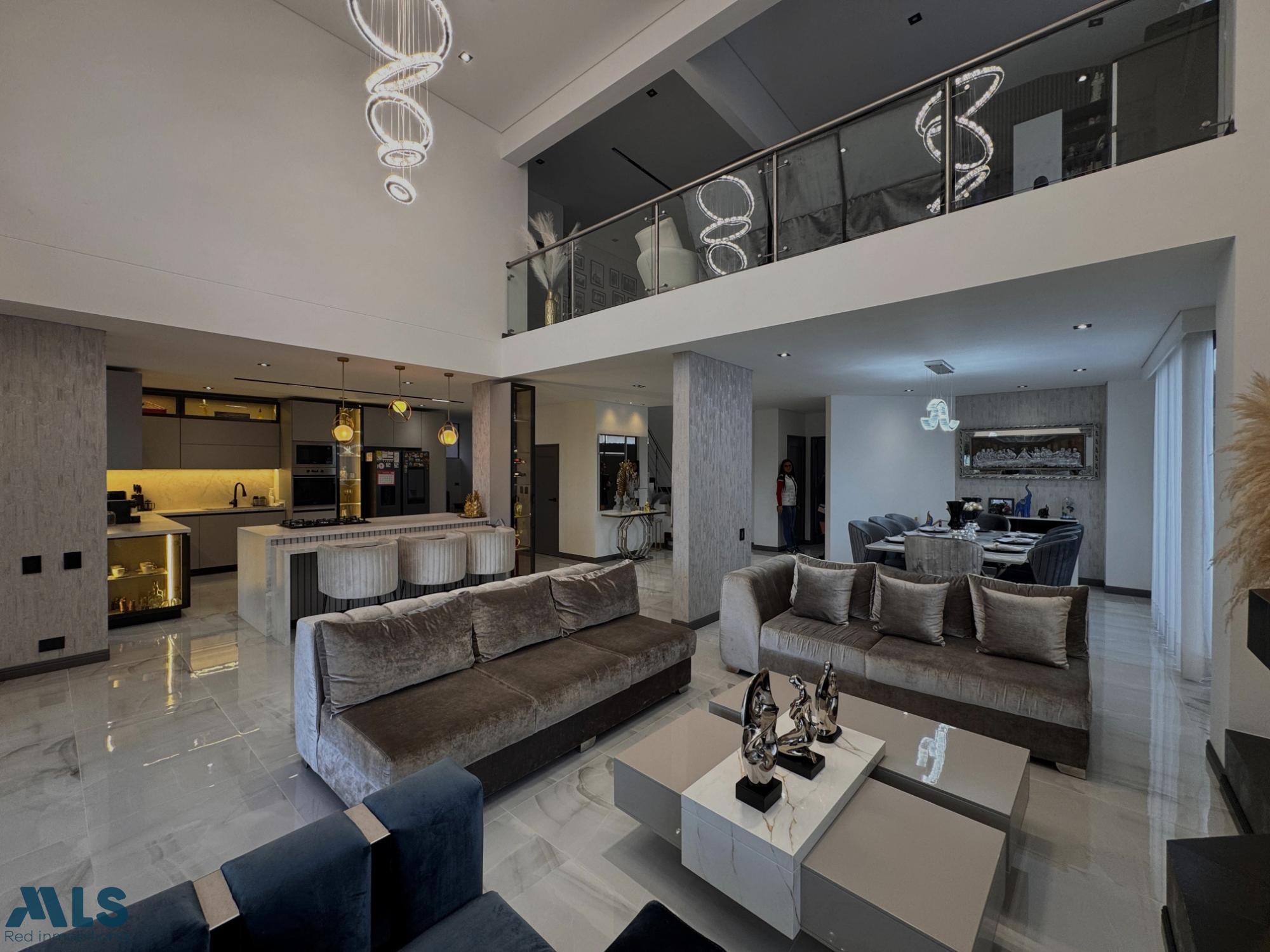CASA PARA LA VENTA CON ESPACIOS MODERNOS SECTOR LA CALERA medellin - la calera