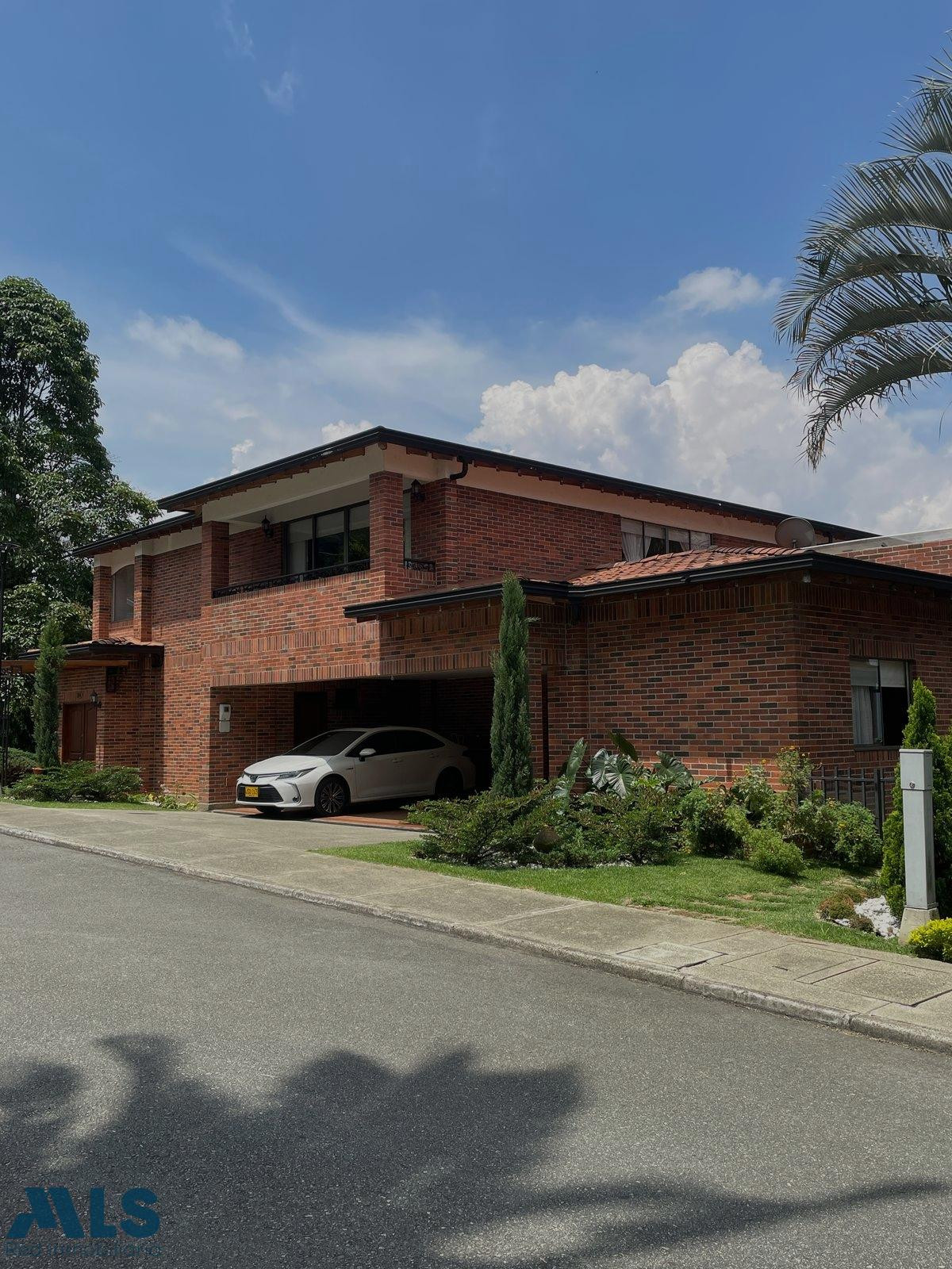 Gran casa en el Poblado medellin - loma cola del zorro