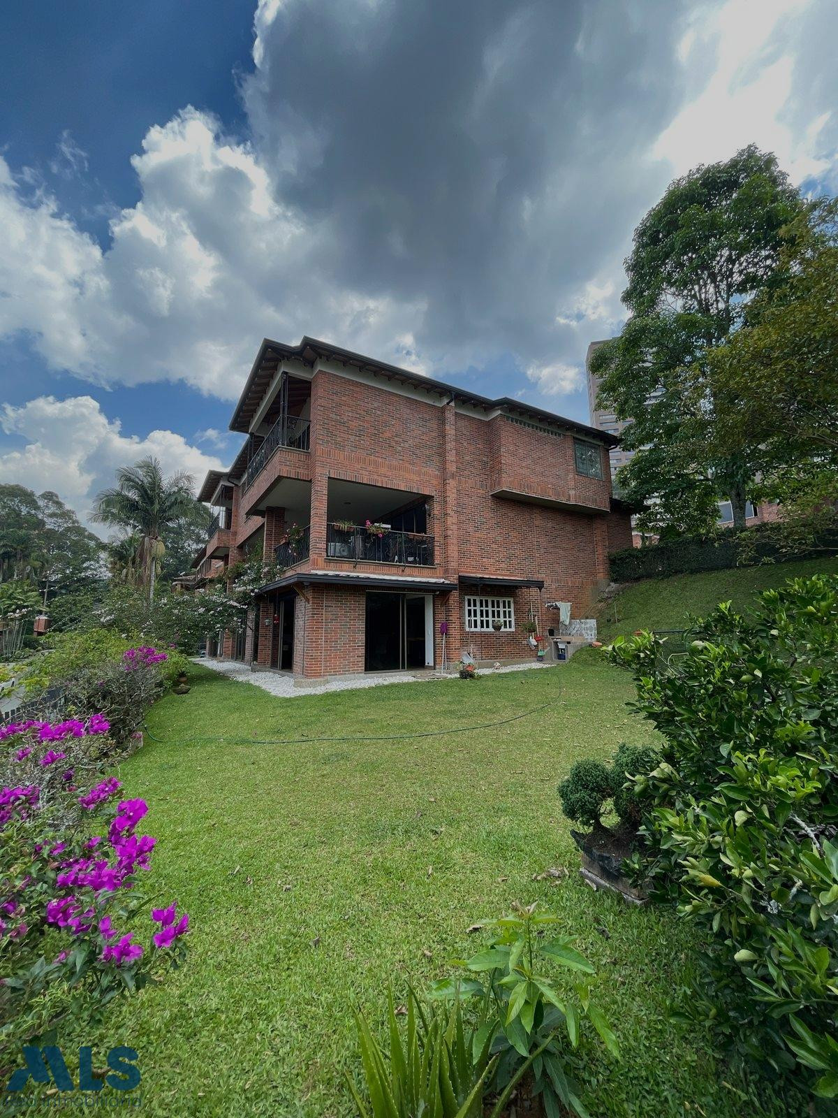 Gran casa en el Poblado medellin - loma cola del zorro