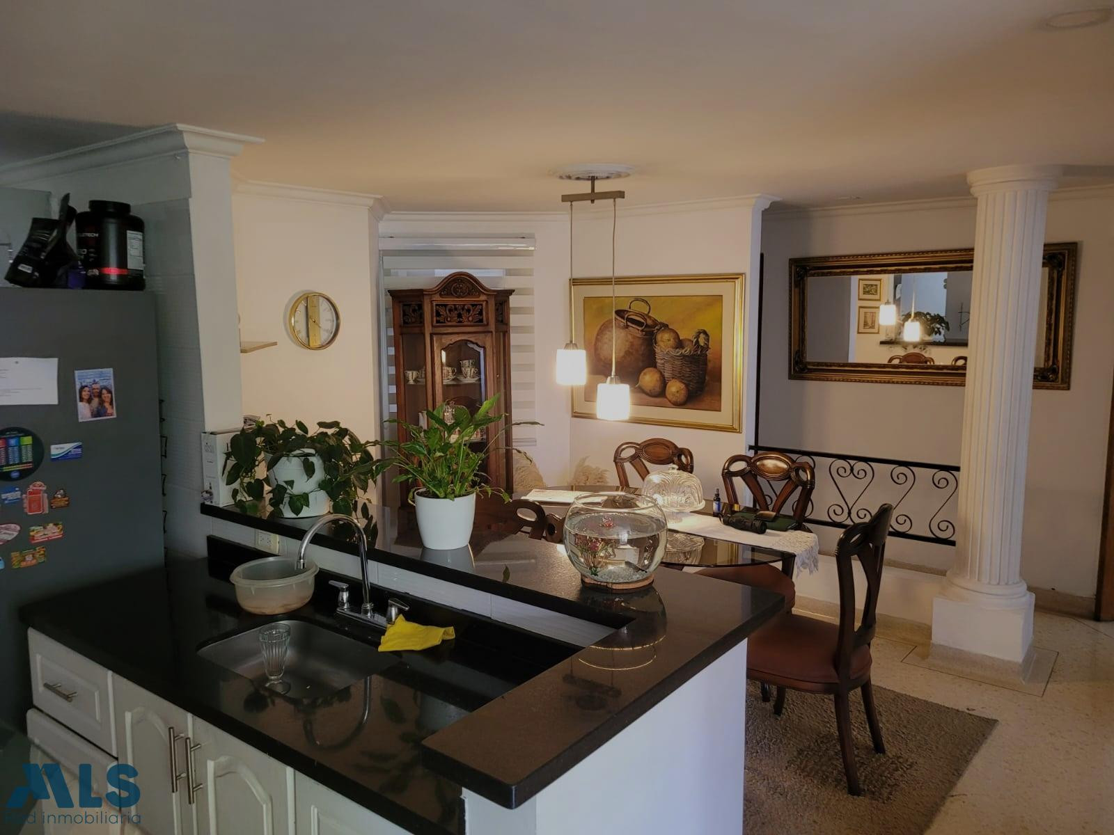 Apartamento con excelente ubicacion medellin - laureles