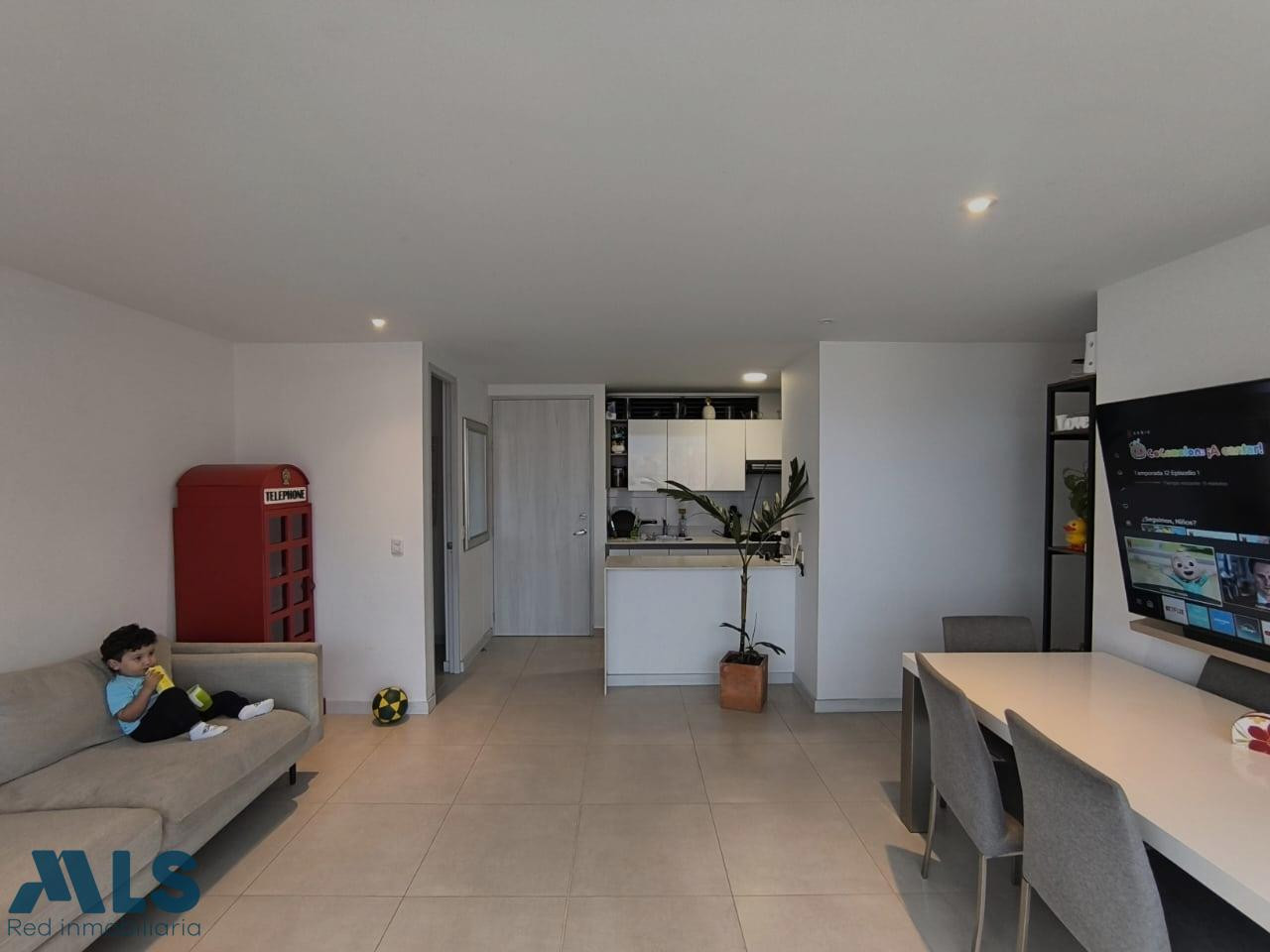 VENTA $ 880.000.000, AREA 86.93, PISO ALTO CON VISTA. medellin - castropol