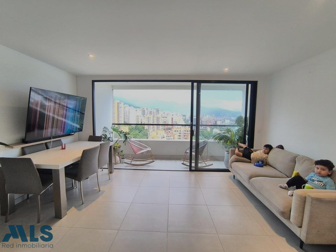 VENTA $ 880.000.000, AREA 86.93, PISO ALTO CON VISTA. medellin - castropol