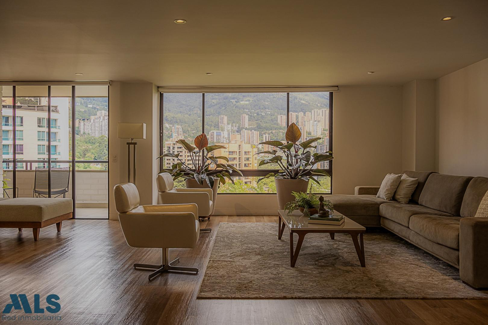 Apartamento de Lujo Remodelado en El Poblado con Vista y Ubicación Privilegiada medellin - altos del poblado