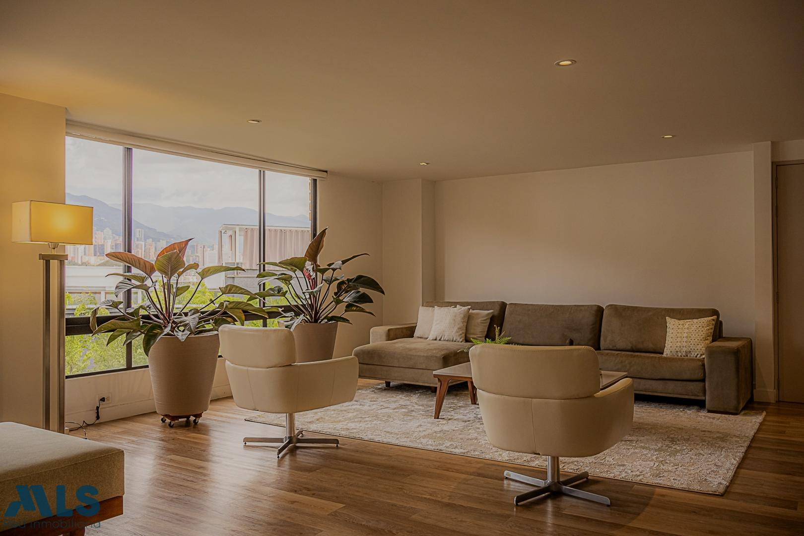 Apartamento de Lujo Remodelado en El Poblado con Vista y Ubicación Privilegiada medellin - altos del poblado