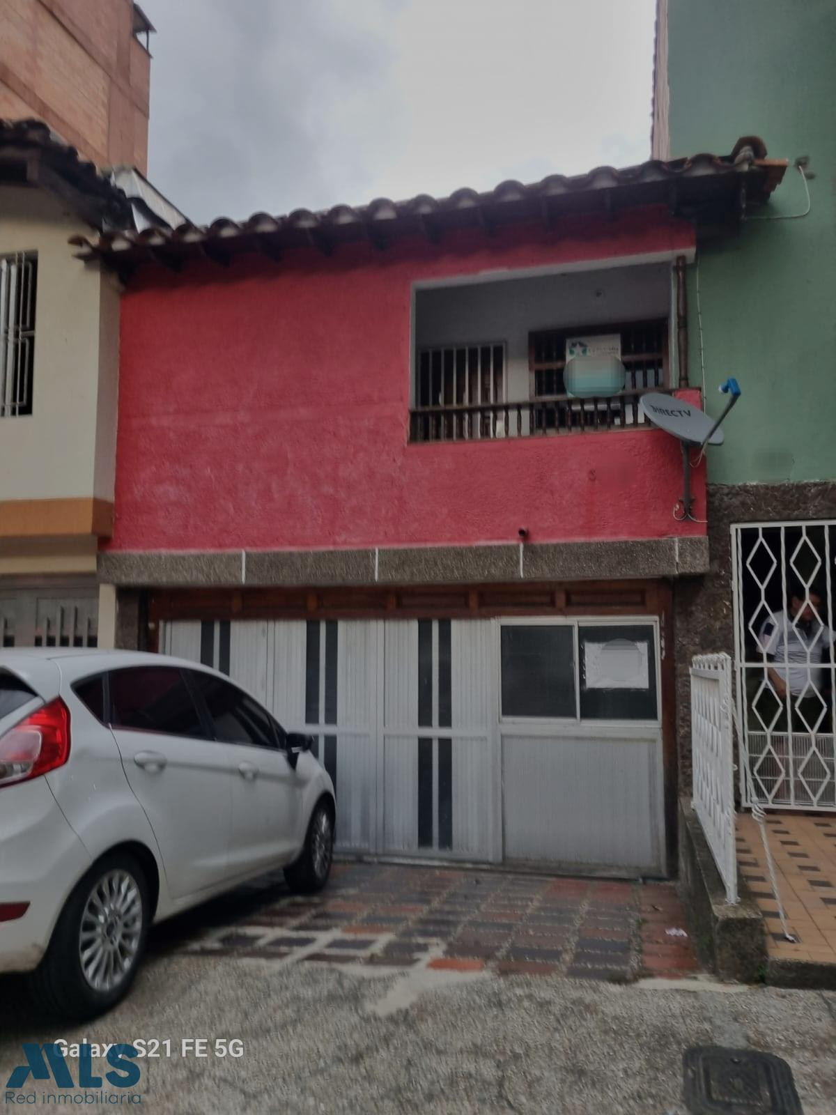 CASA EN LAURELES CON EXCELENTE UBICACION Y AREA medellin - santa teresita