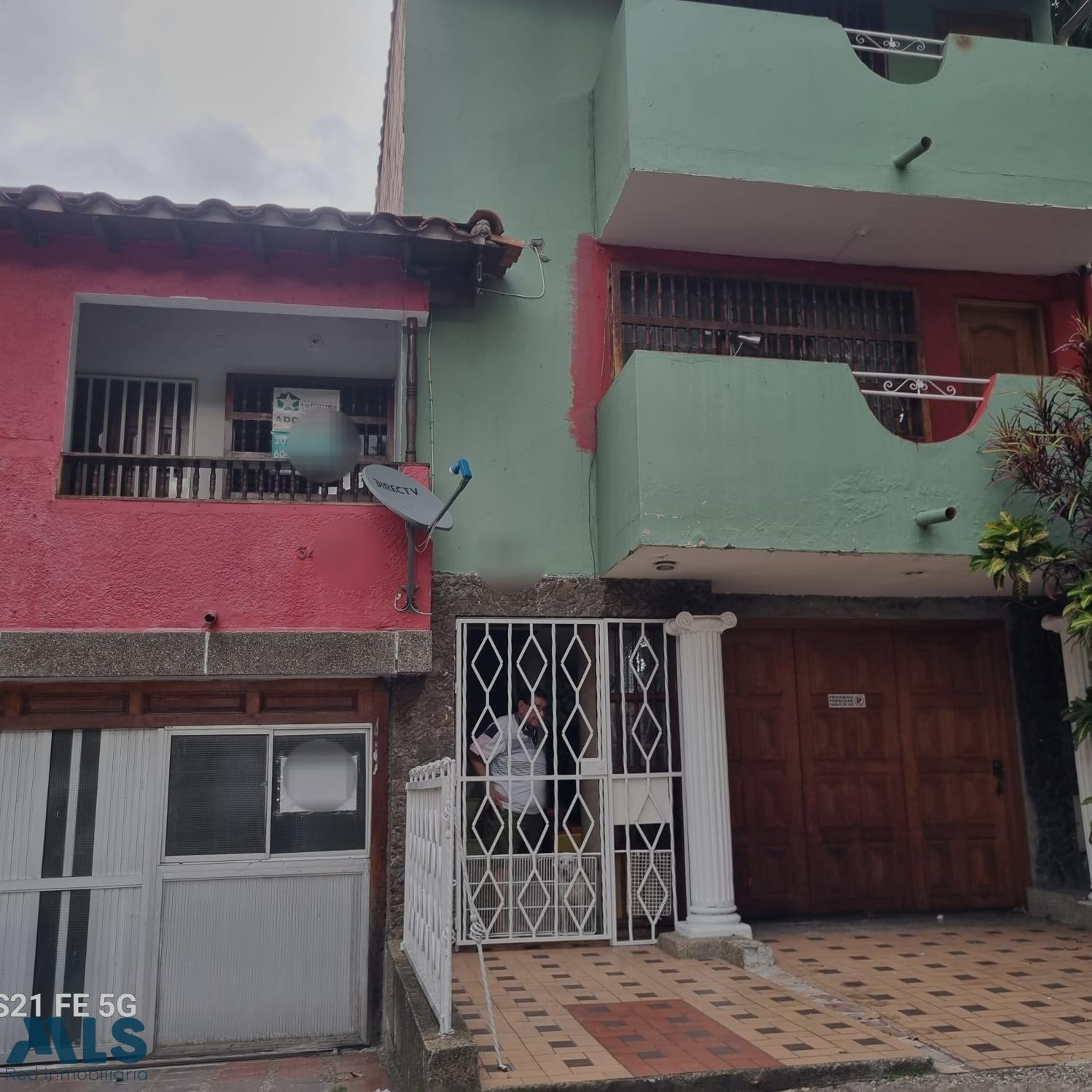 CASA EN LAURELES CON EXCELENTE UBICACION Y AREA medellin - santa teresita