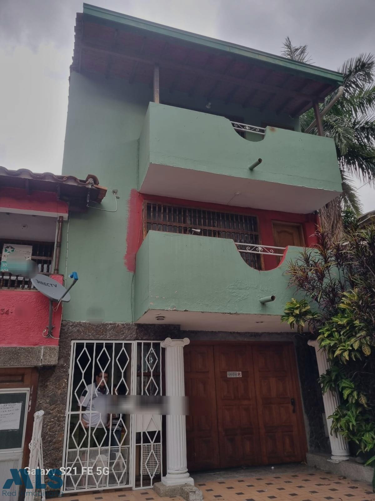 CASA EN LAURELES CON EXCELENTE UBICACION Y AREA medellin - santa teresita
