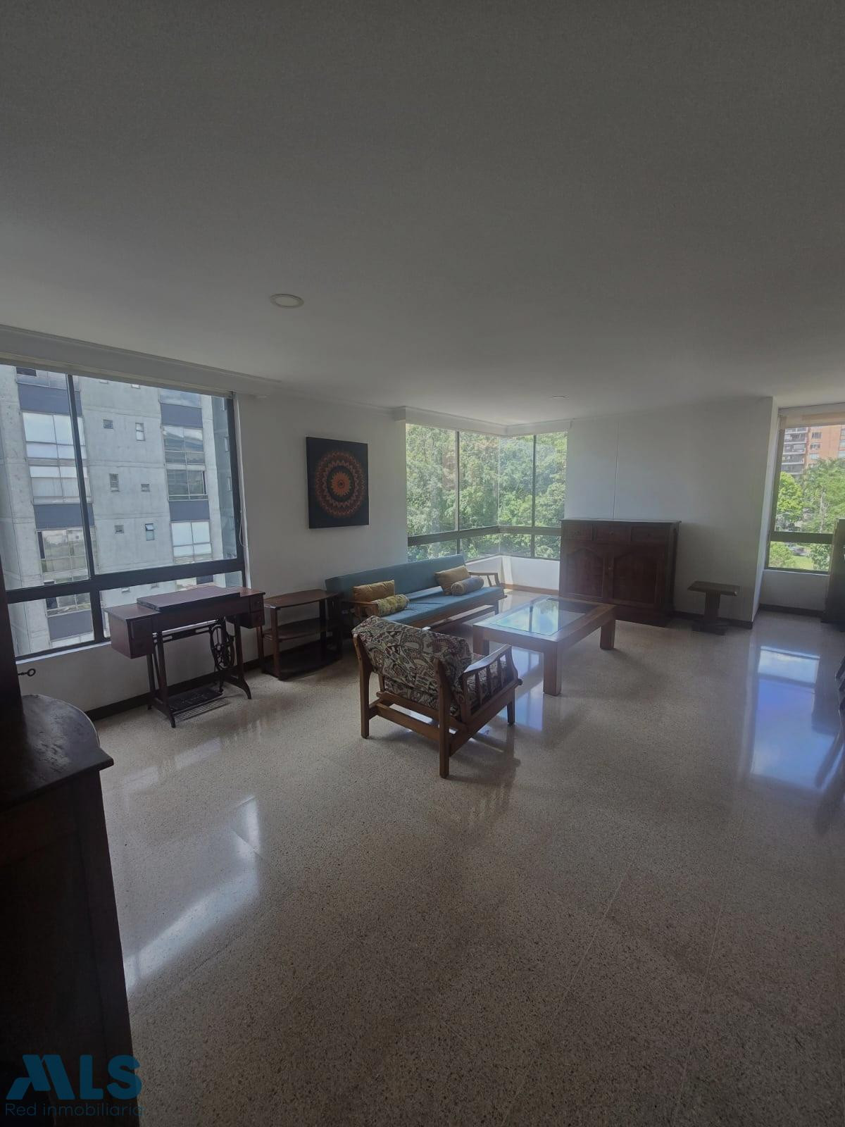 Apartamento de amplios espacios y gran ubicación con todo el potencial para remodelar medellin - alejandria