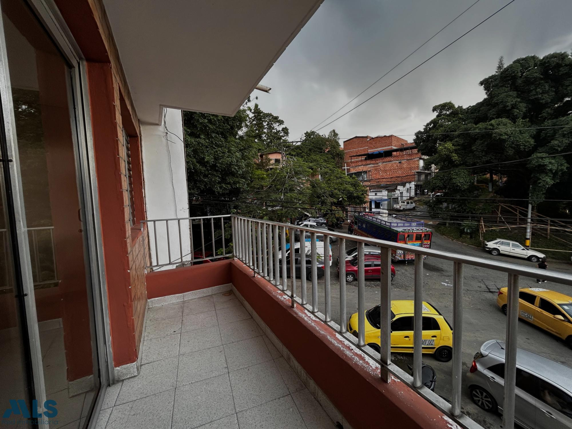 Apartamento con amplios espacios en piso 2 medellin - el salvador