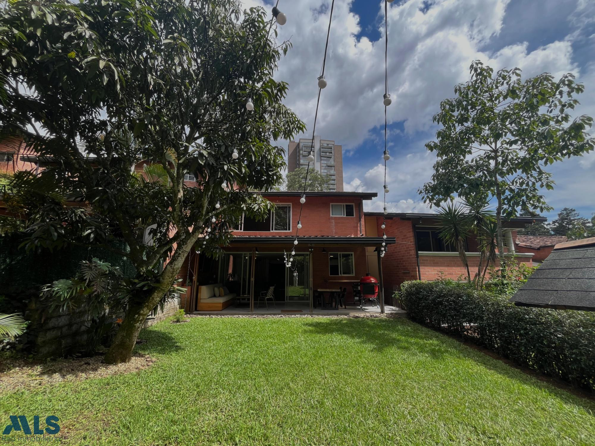 Casa remodelada con hermosa zona verde en la Transversal Superior medellin - altos del poblado